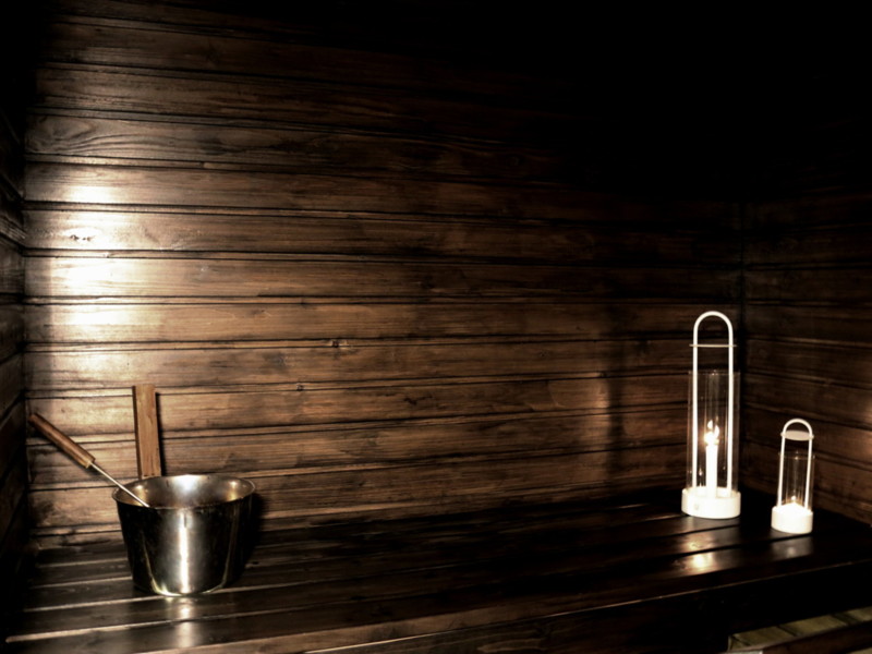 Mustaksi sävytetty sauna - Omakotivalkoinen