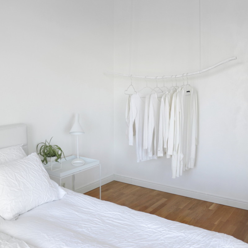 DIY oksarekki ja valkoiset vaatteet - Sisustusideat makuuhuoneeseen Omakotivalkoinen