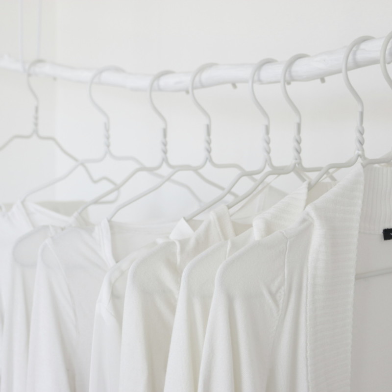 DIY oksarekki ja valkoiset vaatteet - Sisustusideat makuuhuoneeseen Omakotivalkoinen