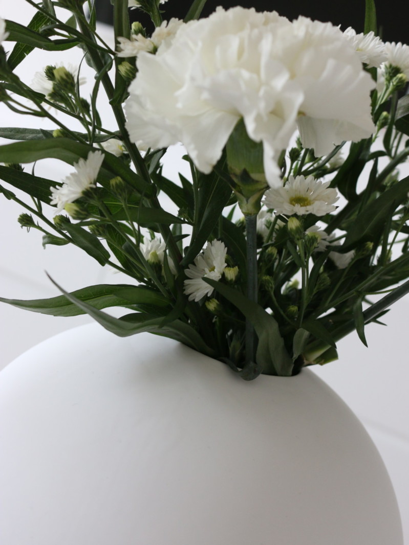Cooee Design Ball pallomaljakko valkoinen ja kaunis kukkakimppu - Sisustusblogi Omakotivalkoinen