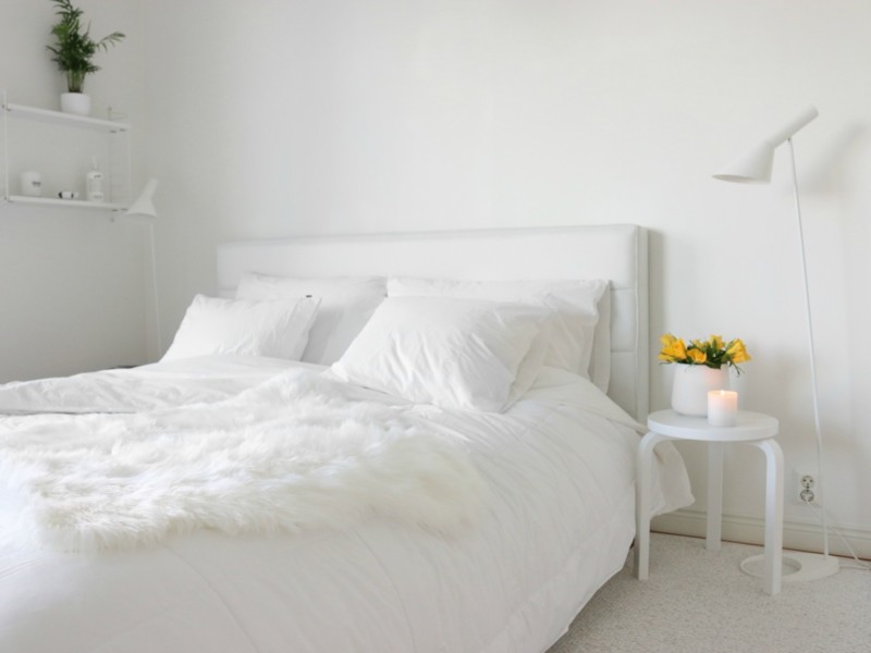 Valkoiset taljat makuuhuoneessa - Kaunis talvinen petaus sänkyyn