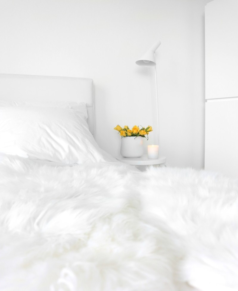 Valkoiset taljat makuuhuoneessa - Kaunis talvinen petaus sänkyyn