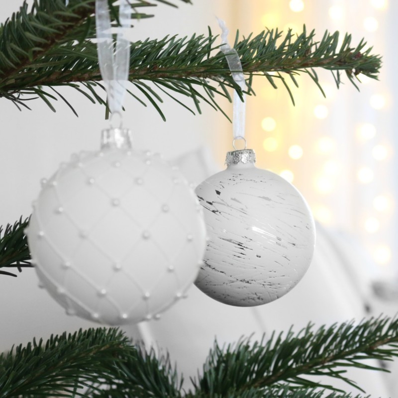 Moderni joulupuu huonekuusi ja kauniit koristeet - Omakotivalkoinen sisustusblogi