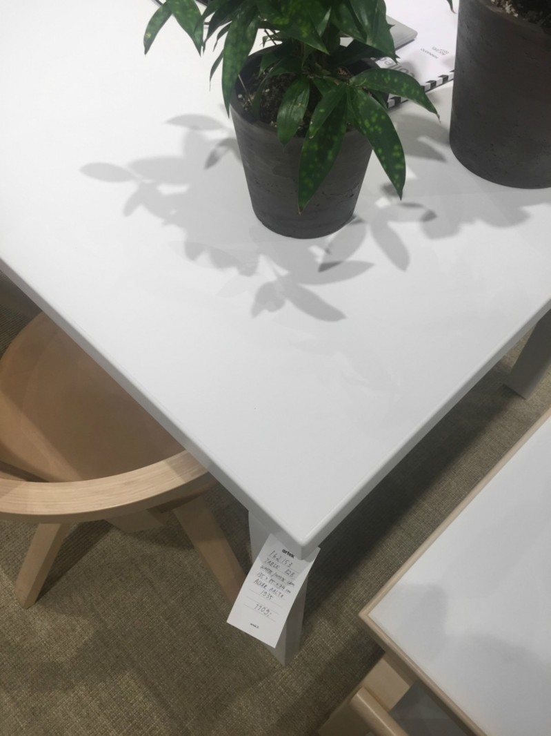 Kokonaan valkoinen ja musta Artek pöytä - Uusi mallisto saatavana