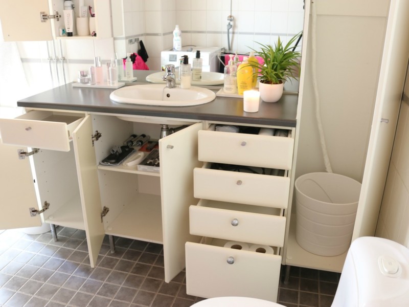 Kylpyhuoneen kaapit ja niiden sisältö - Omakotivalkoinen sisustusblogi