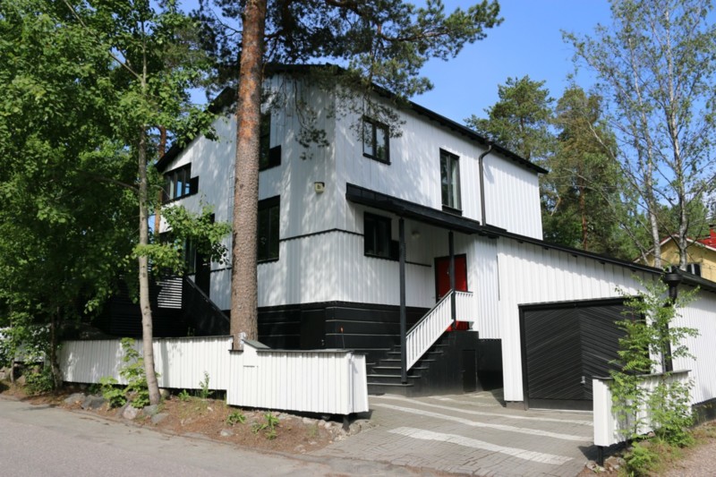 Myynnissä upea valkoinen talo Helsingin huippupaikalta - Ystävän kotona