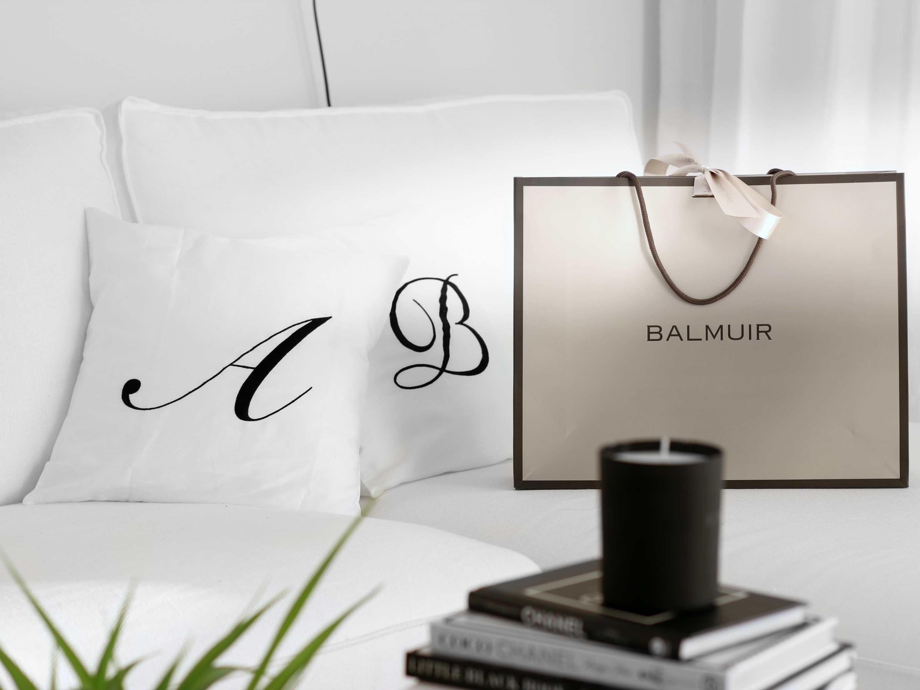 Balmuir satiininen tyynynpäällinen ja ostoksia Balmuir Brand Store Helsinki