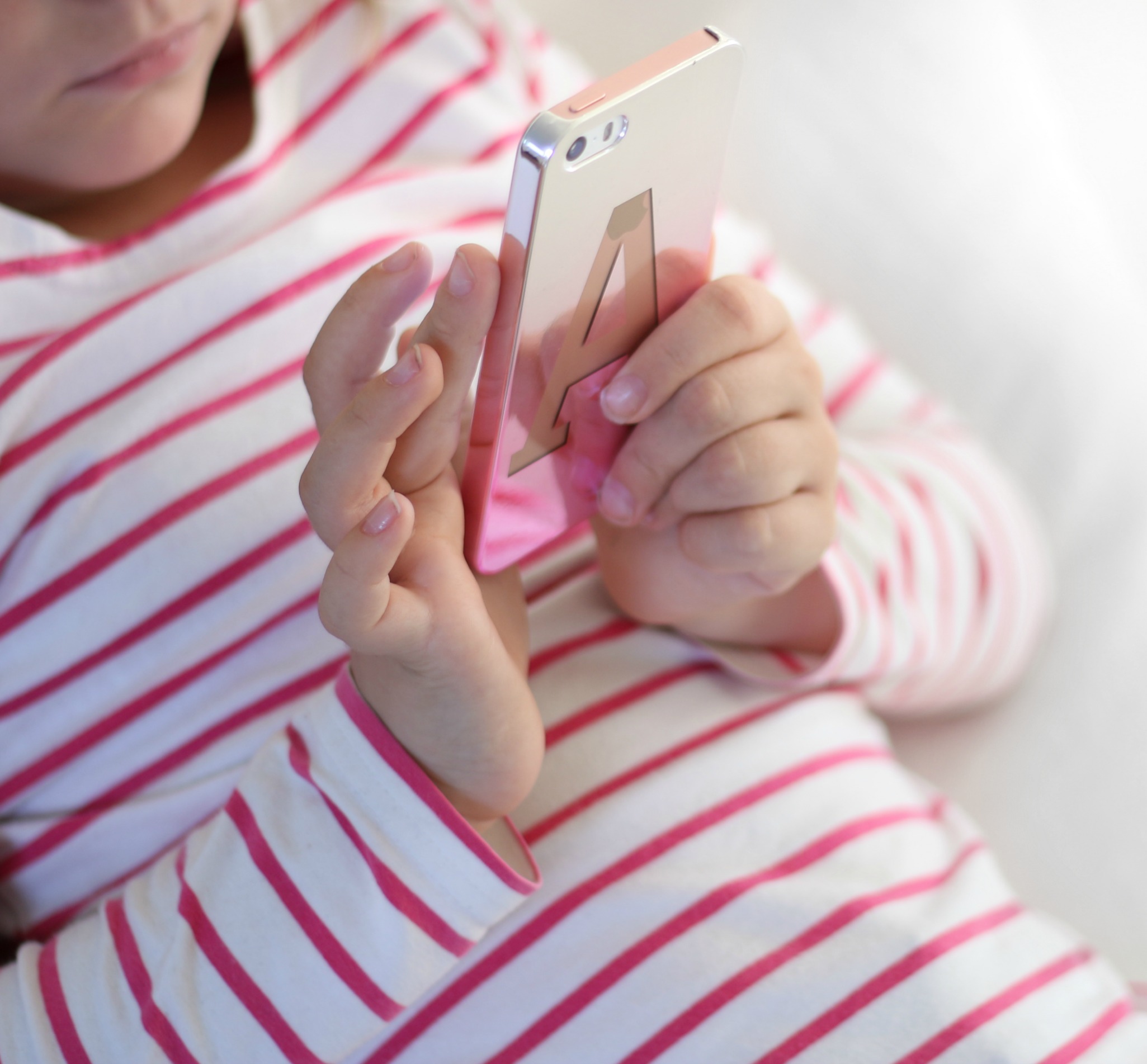 4 vinkkiä lapsen puhelimen käytön turvaamiseksi ja suojaksi 