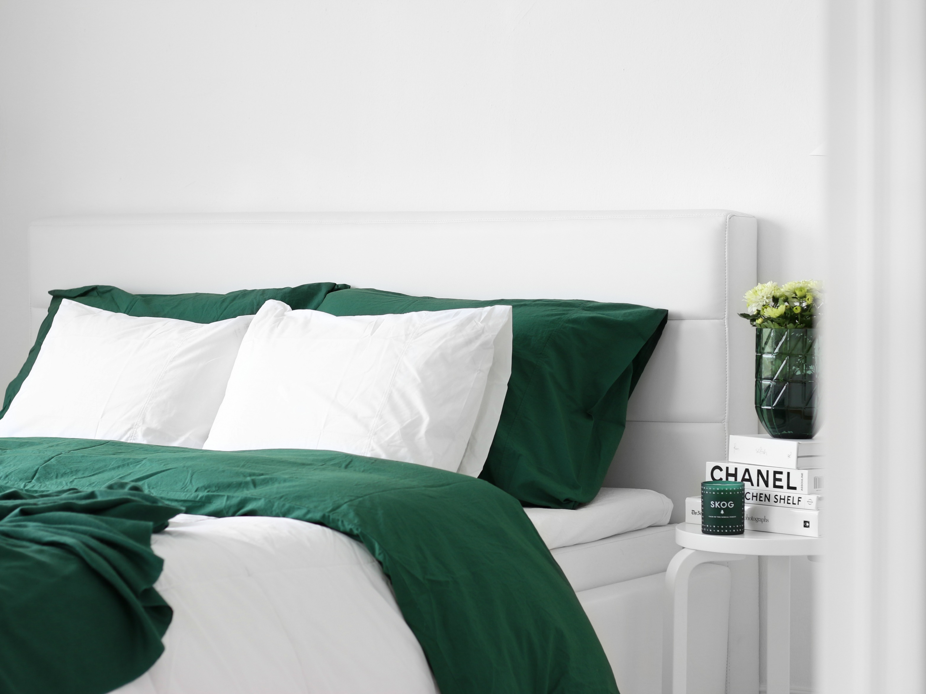 Metsänvihreä ja valkoinen syksyn suosikkisävyt makuuhuoneen sisustusvinkit