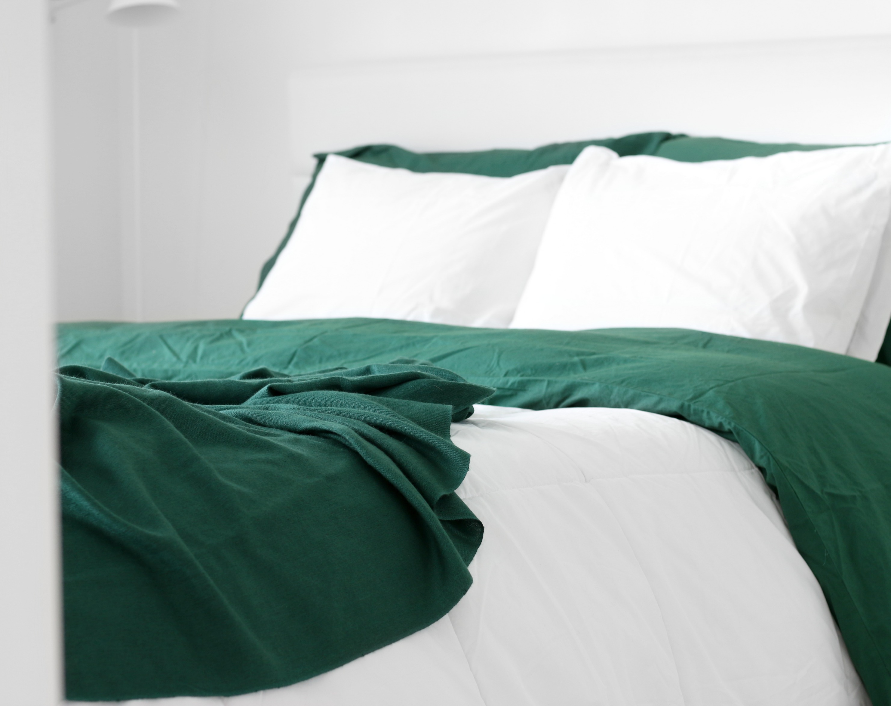 Metsänvihreä ja valkoinen syksyn suosikkisävyt makuuhuoneen sisustusvinkit