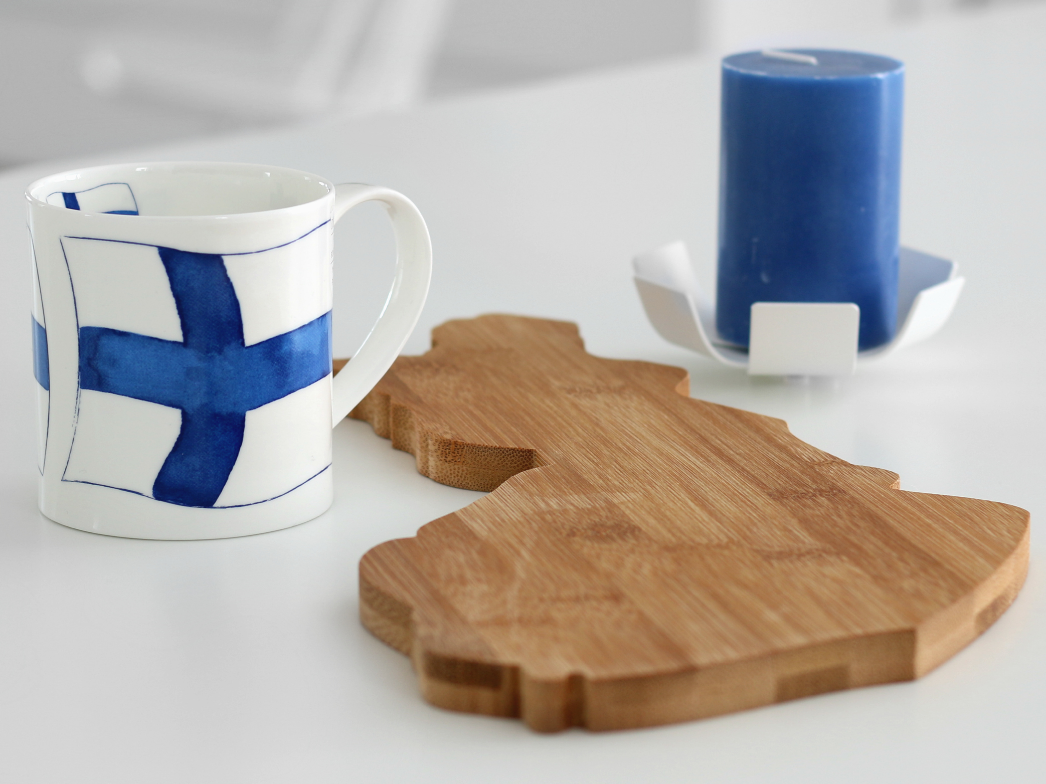 Suomi 100 erikoistuotteet Suomineidon muotoinen leikkuulauta ja sinivalkoinen Suomen lippu kuppi