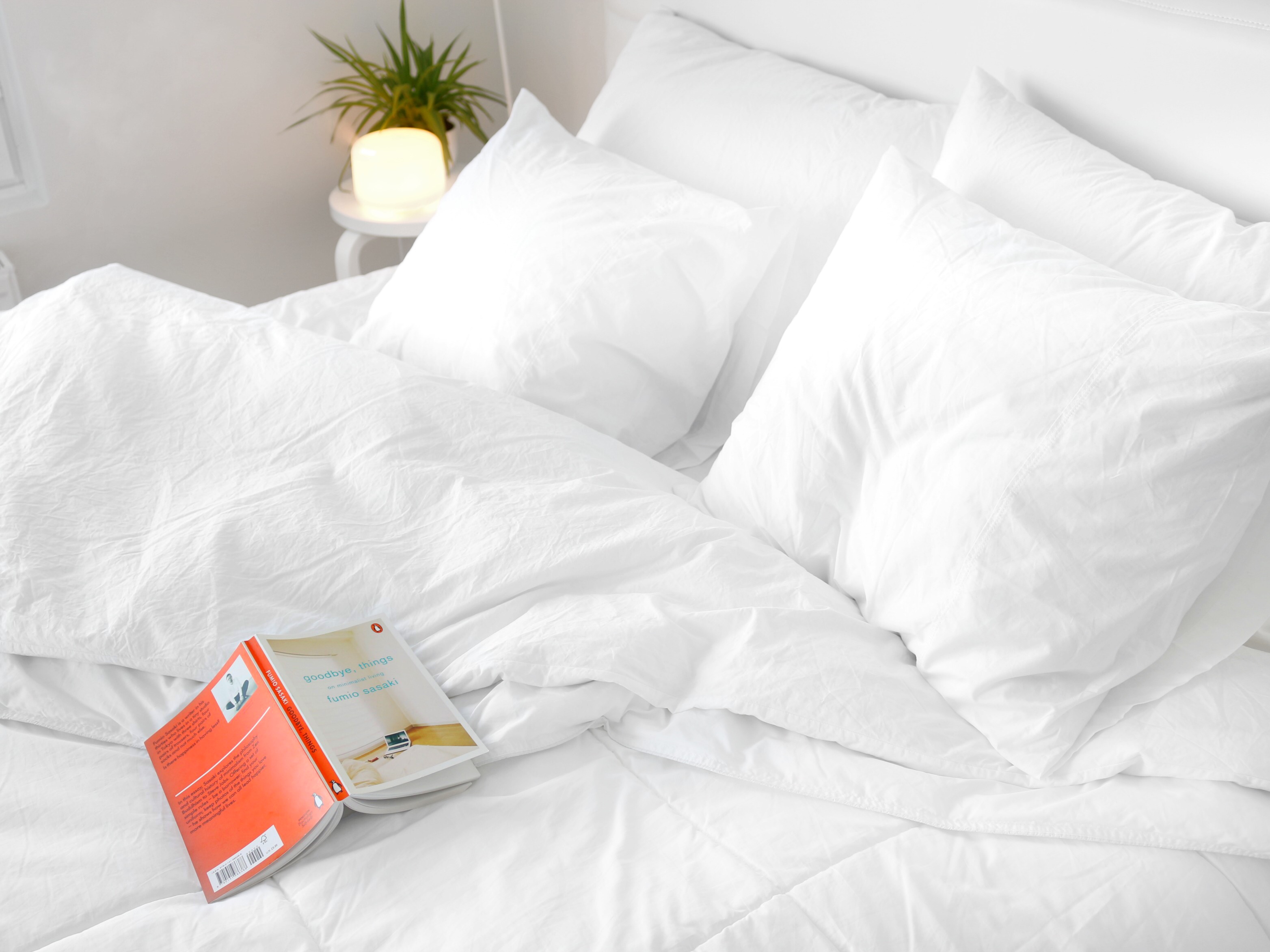 Fumio Sasaki Goodbye things kirja ja minimalistinen makuuhuone