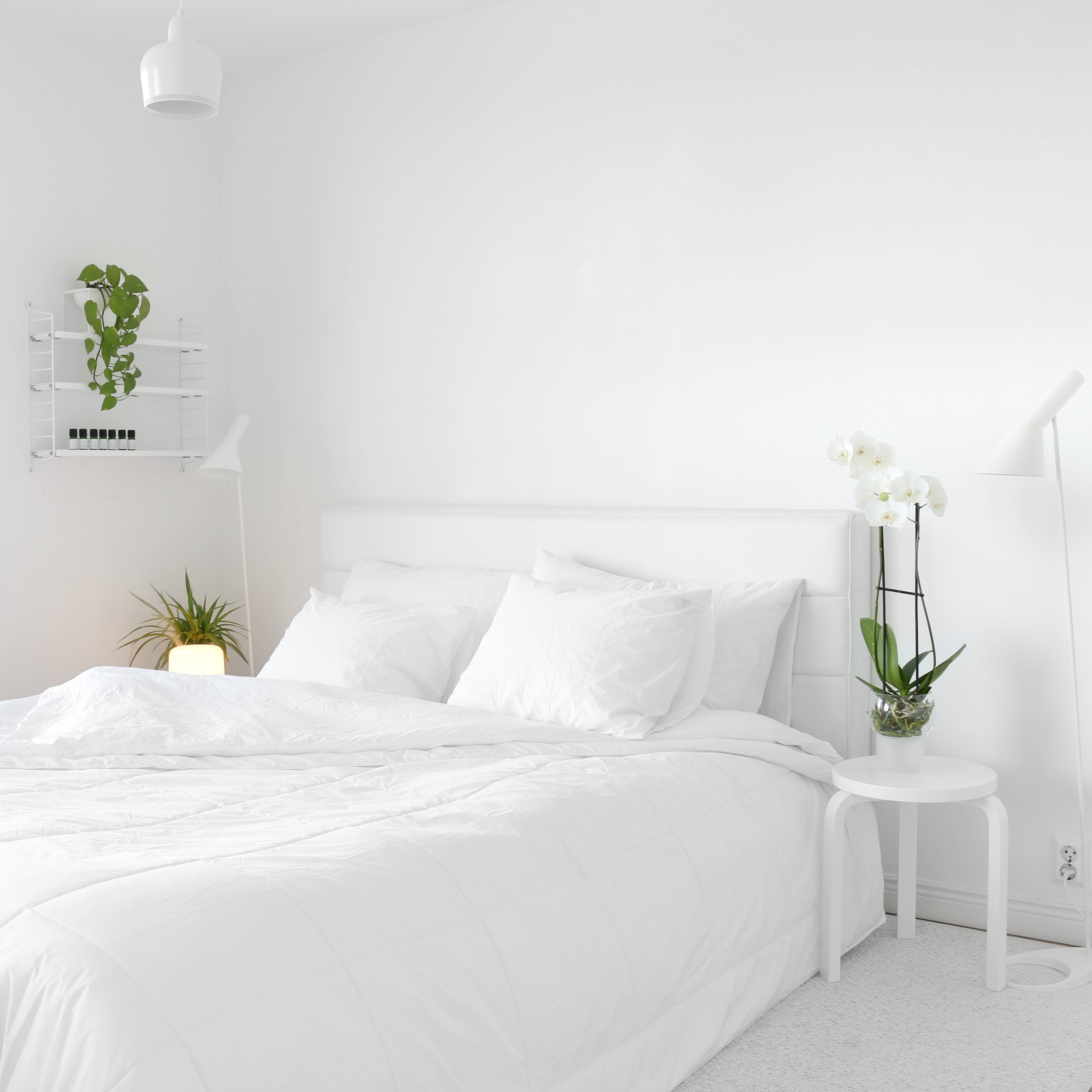 Fumio Sasaki Goodbye things kirja ja minimalistinen makuuhuone