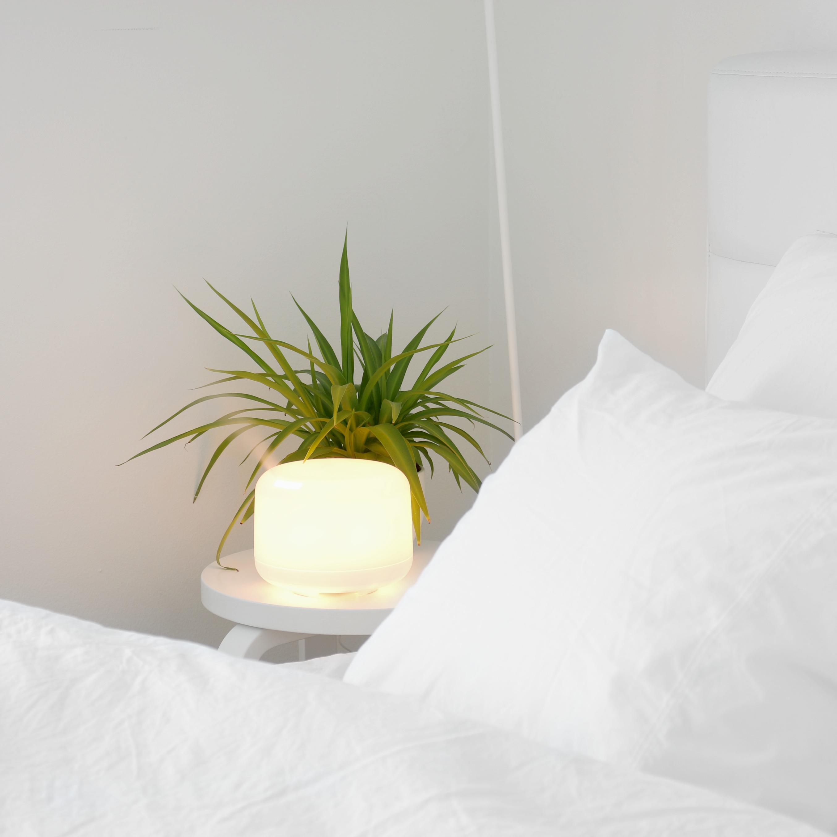 Fumio Sasaki Goodbye things kirja, Muji tuoksulamppu  ja minimalistinen makuuhuone