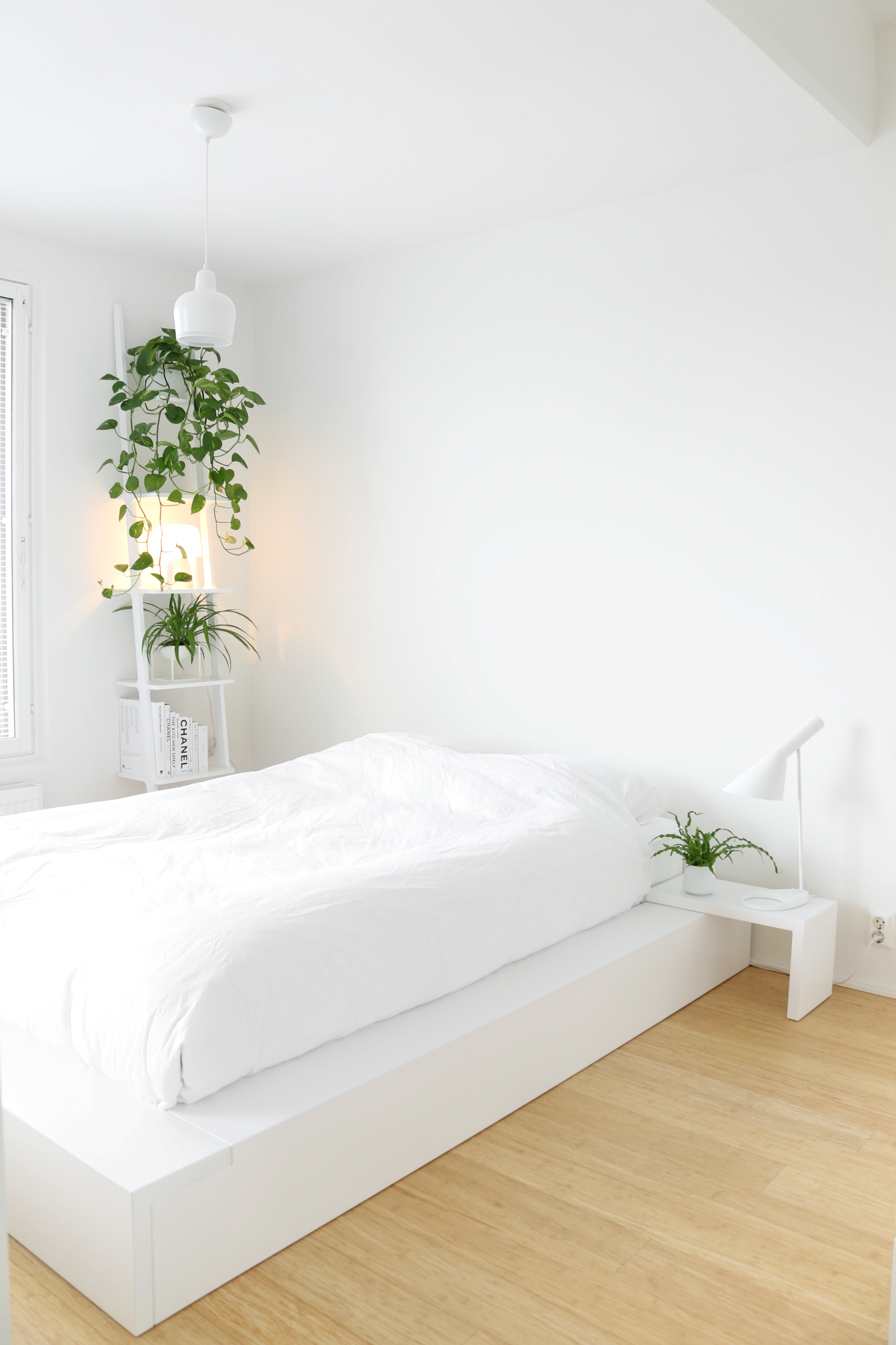 Minimalistinen valkoinen makuuhuone