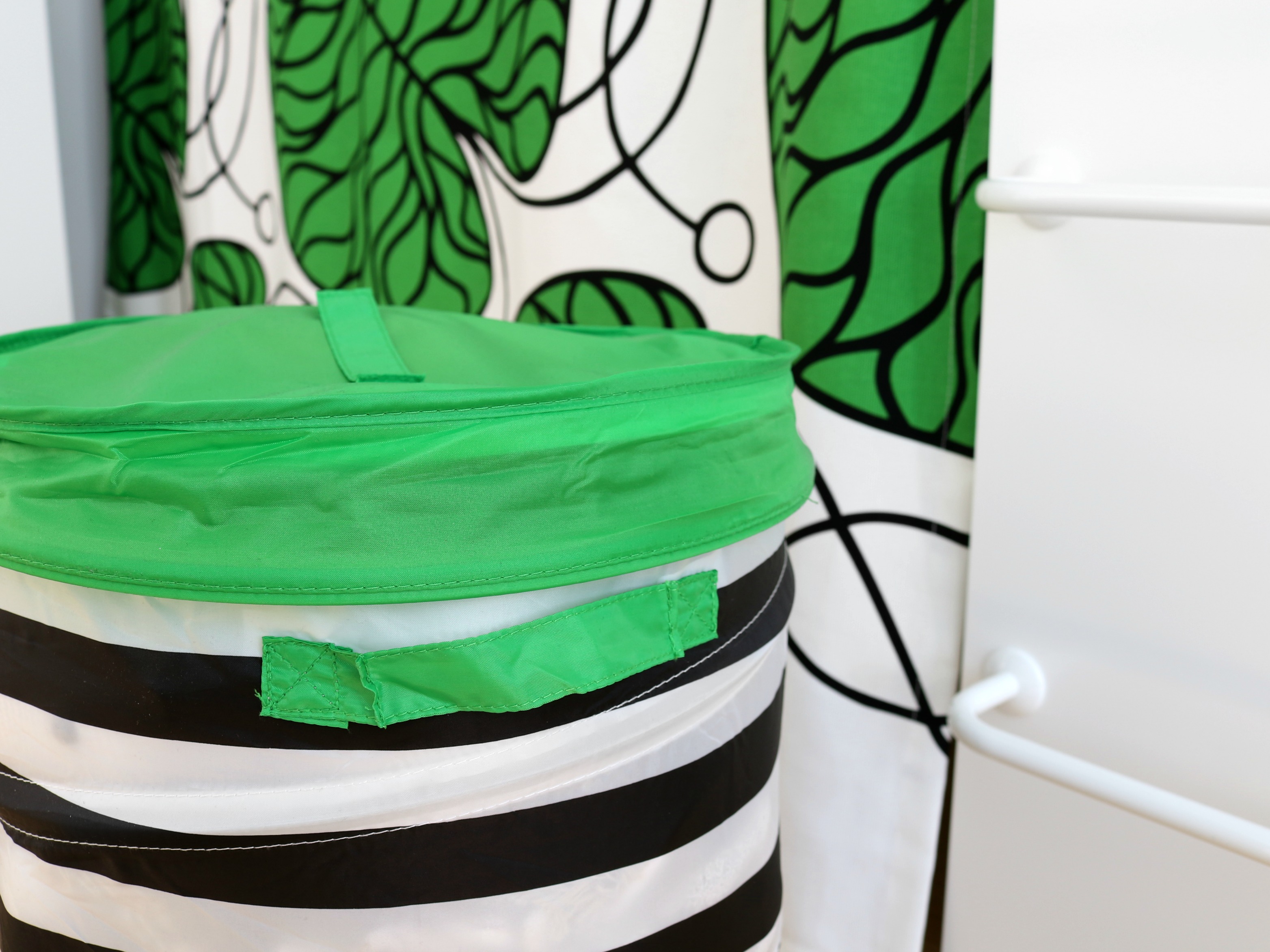 Valkoista mustaa ja vihreää lastenhuoneeseen - lelukorit ja tekstiilit