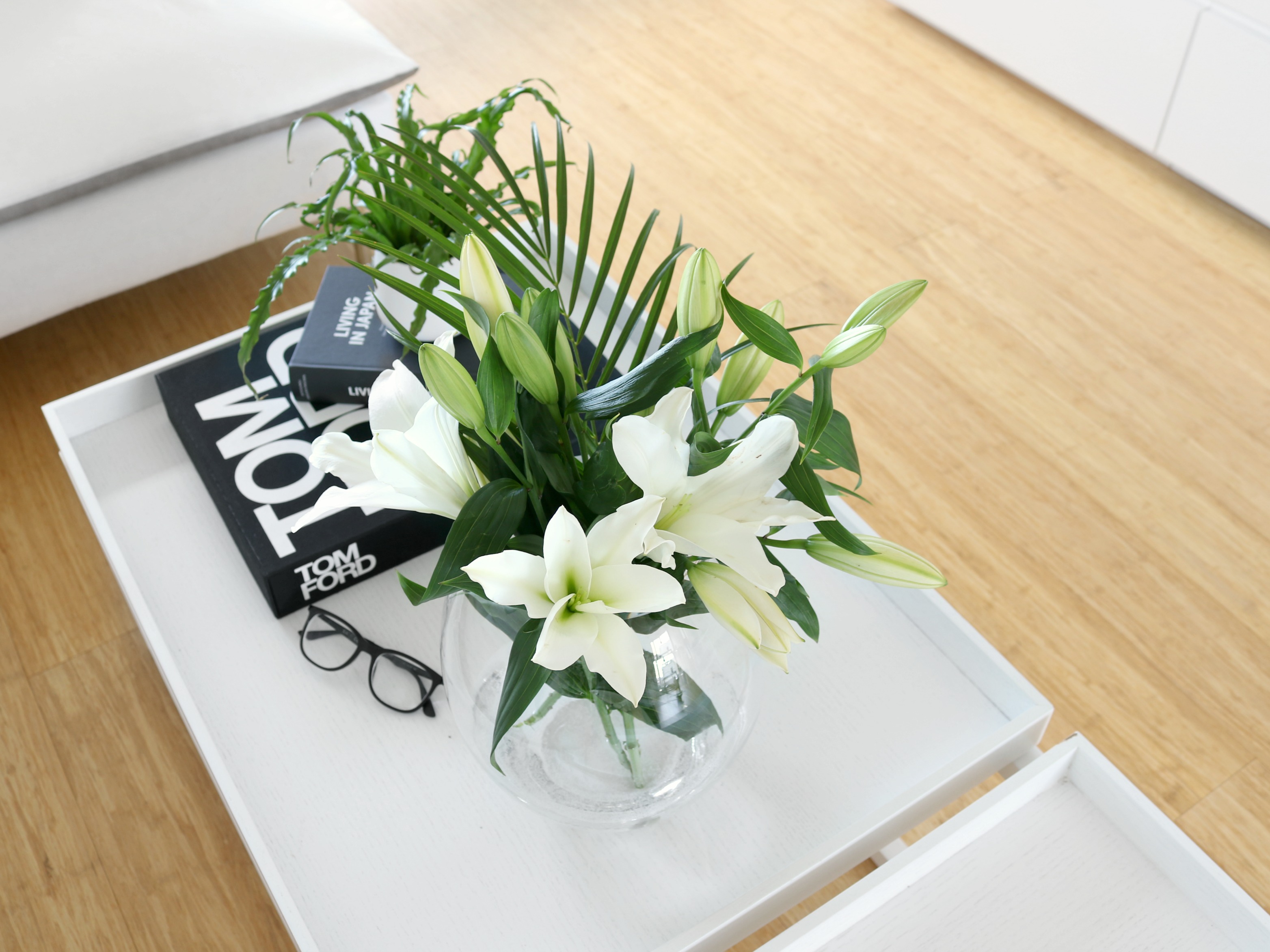Pieni valkoinen sivupöytä - metallipöytä sivutasoksi ja kukkatelineeksi