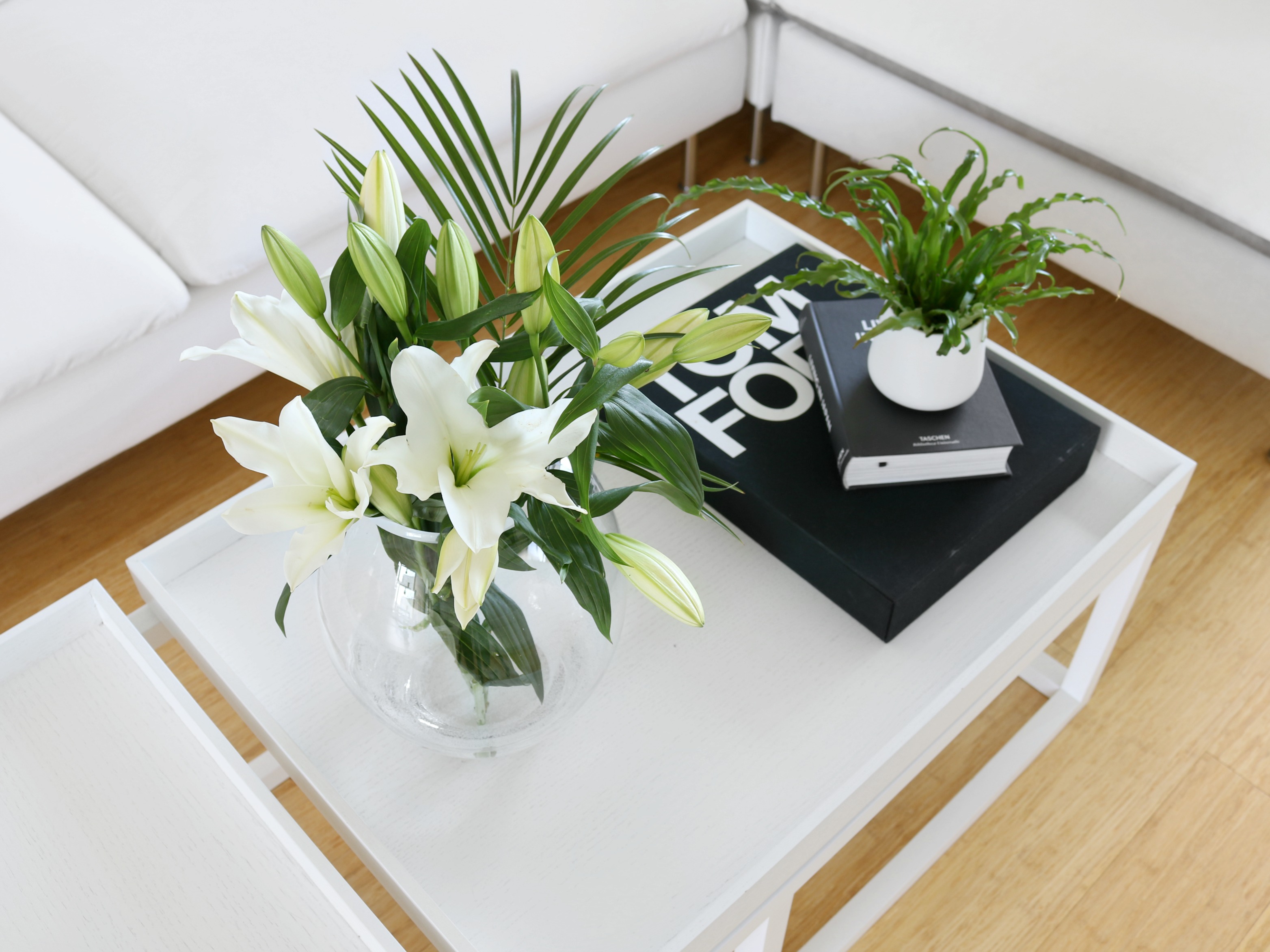 Pieni valkoinen sivupöytä - metallipöytä sivutasoksi ja kukkatelineeksi