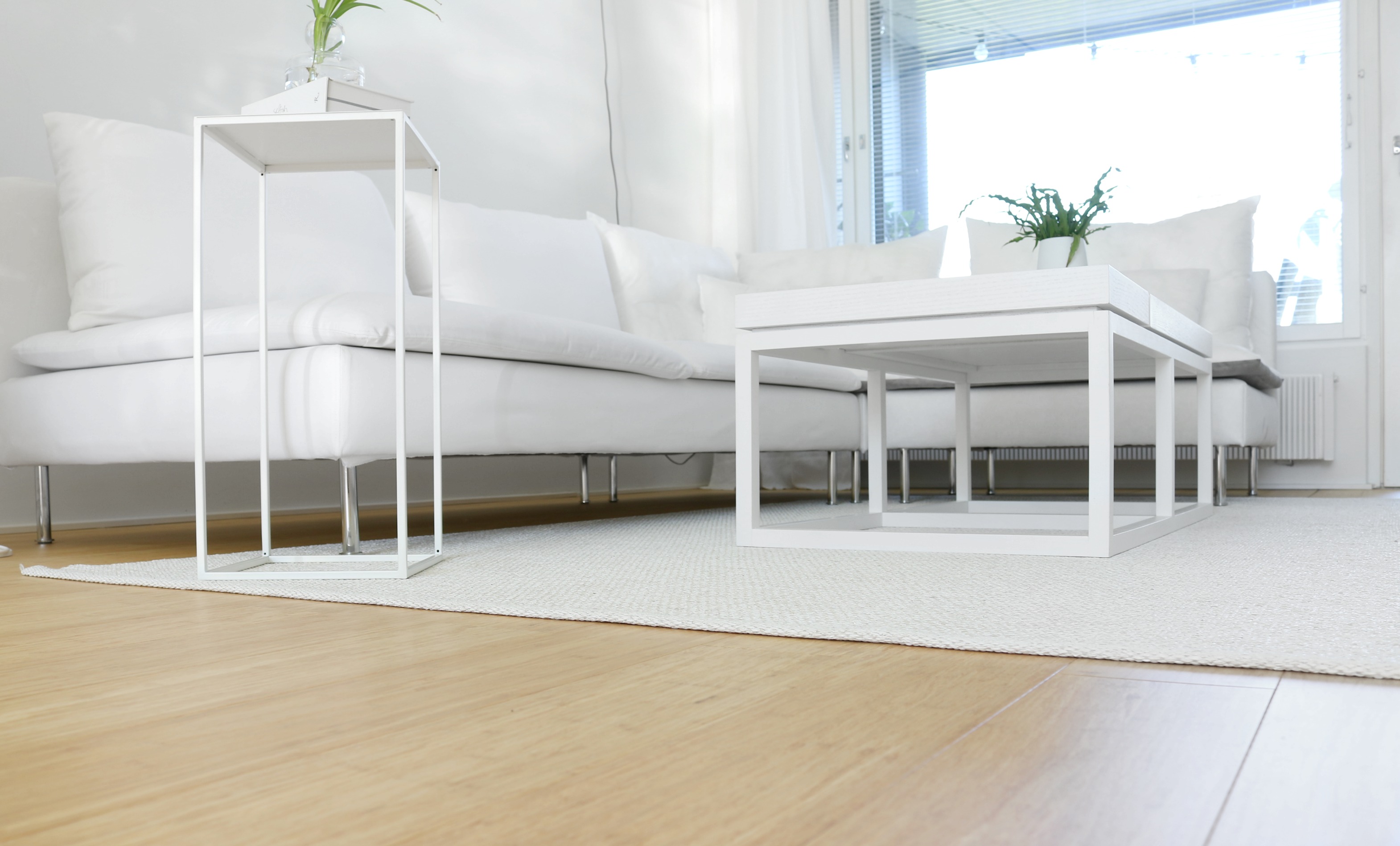 Valkoinen matto ja valkoinen sohva - Olohuoneen sisustusideat