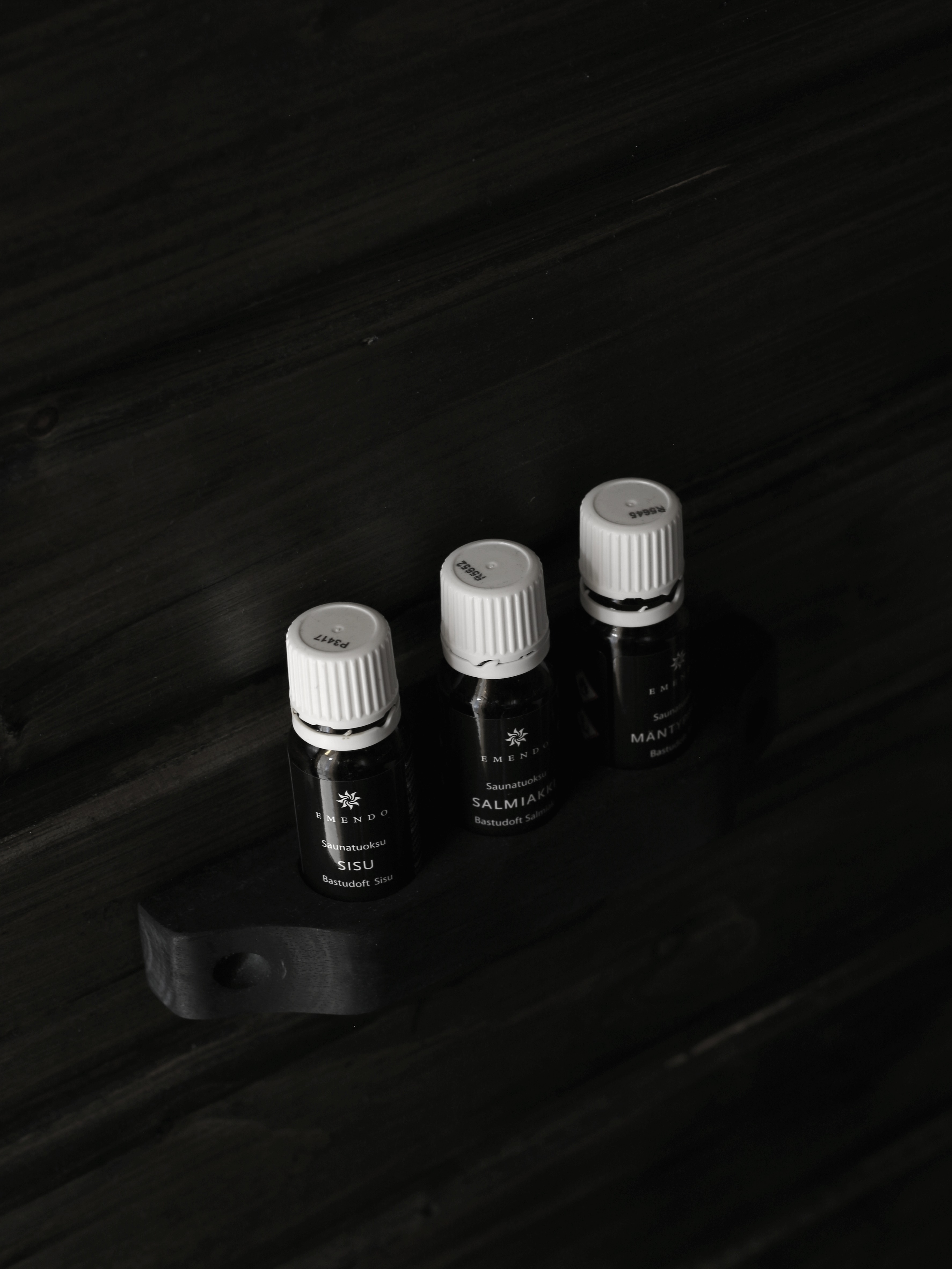 Musta sauna Tikkurila Supi saunavaha Yö sisustustrendit omakotivalkoinen