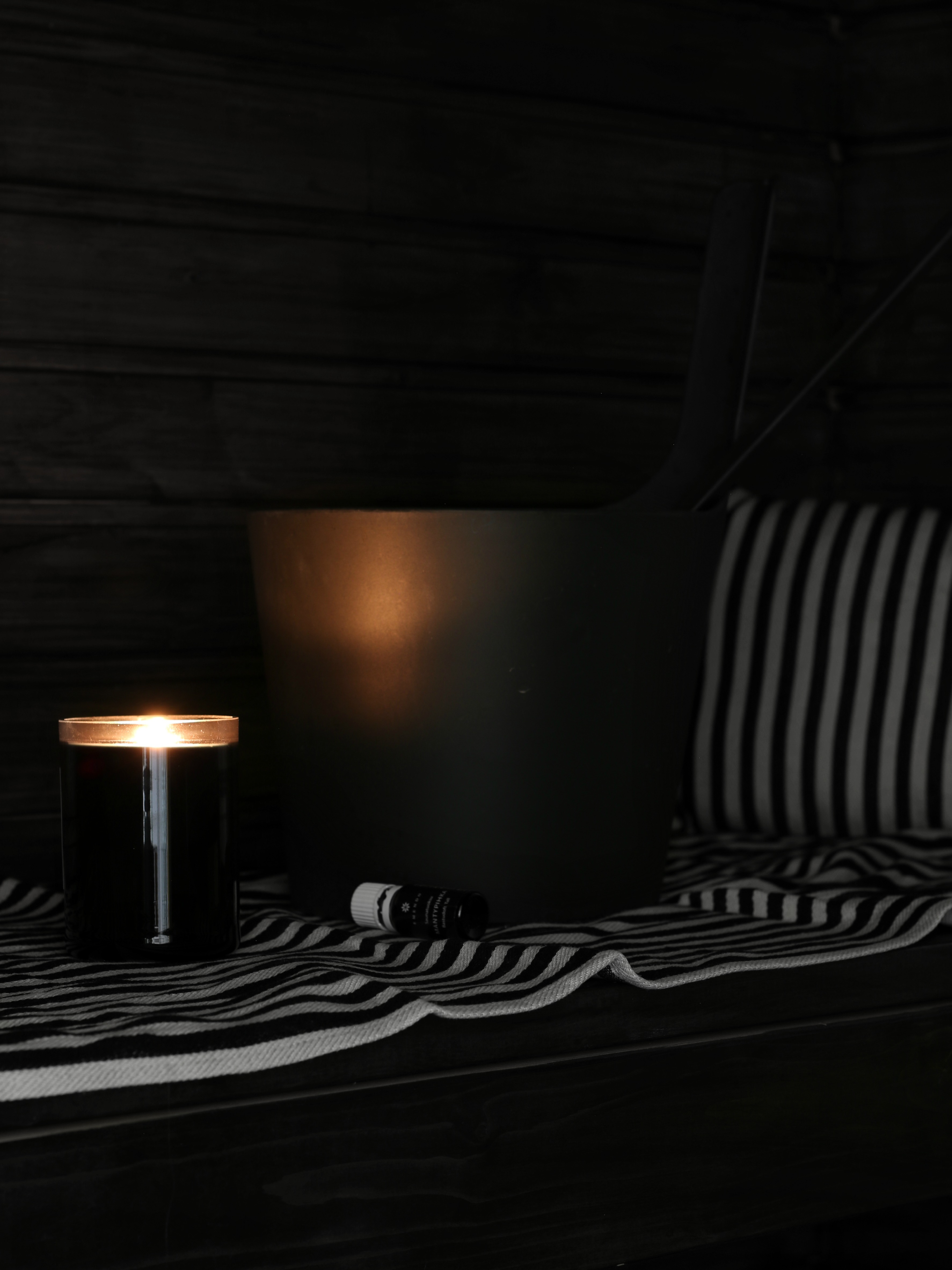 Musta sauna Tikkurila Supi saunavaha Yö sisustustrendit omakotivalkoinen