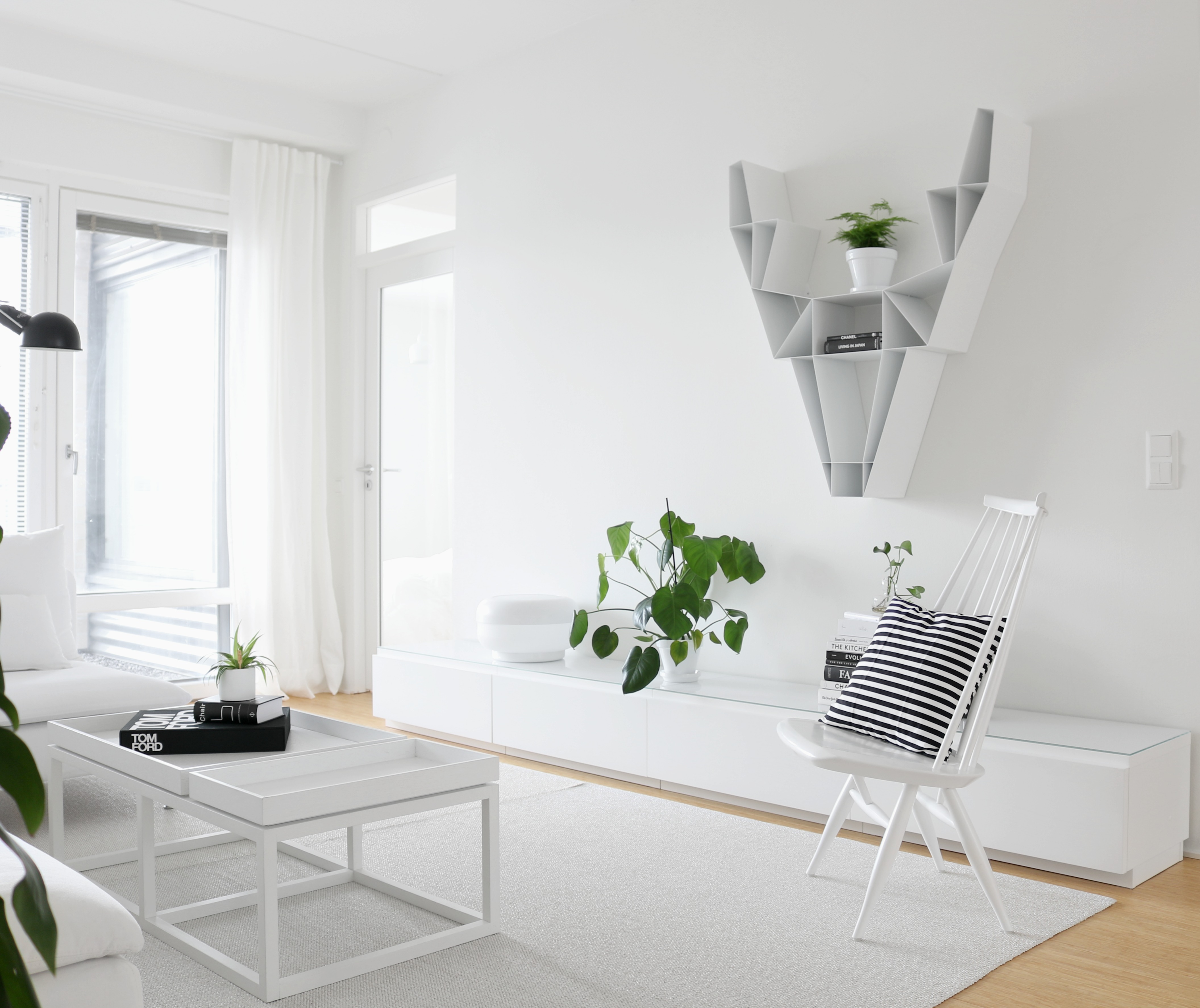 Olohuoneen sisustus valkoinen minimalistinen Muurame Mup tv-taso omakotivalkoinen