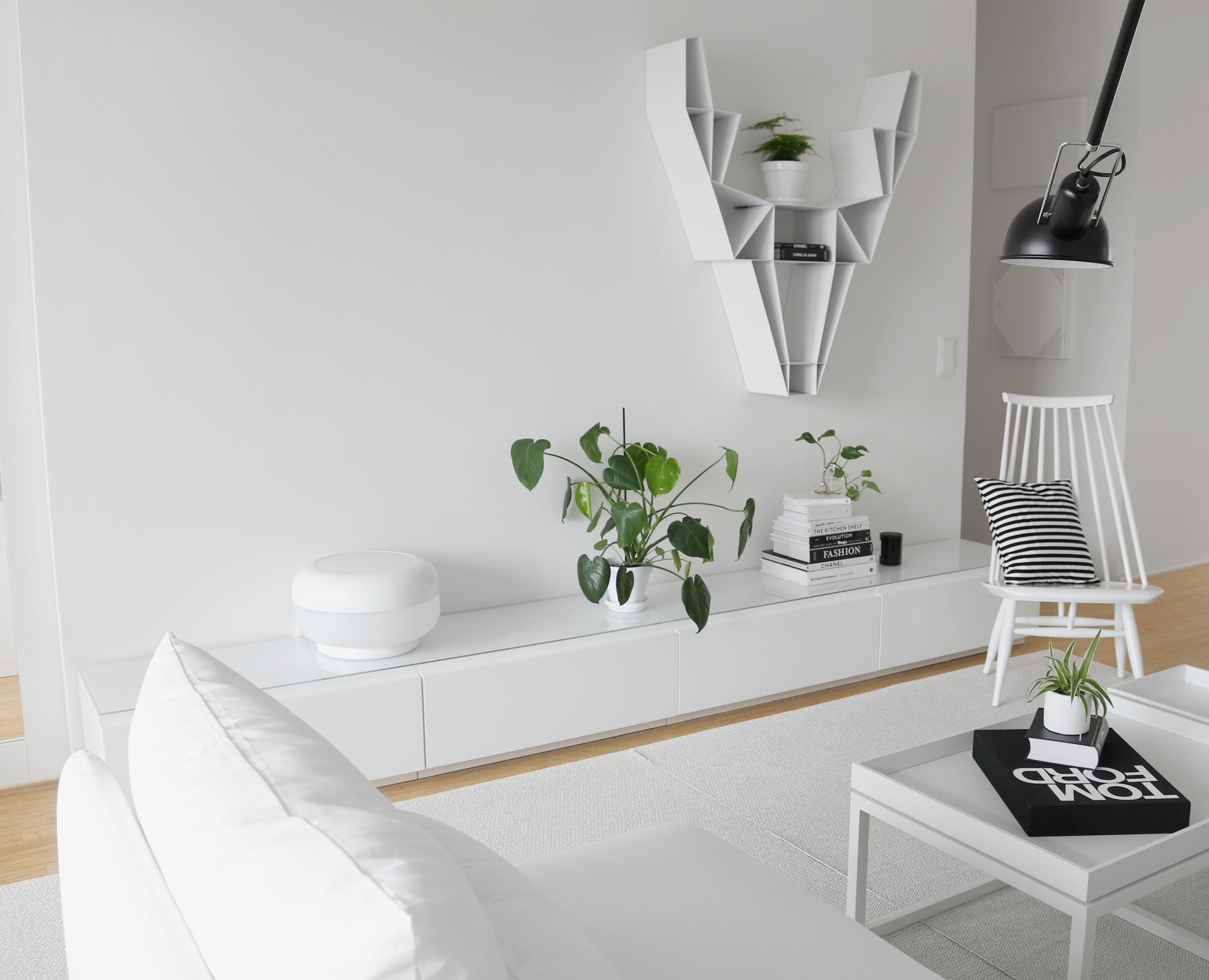 Olohuoneen sisustus valkoinen minimalistinen Muurame Mup tv-taso omakotivalkoinen