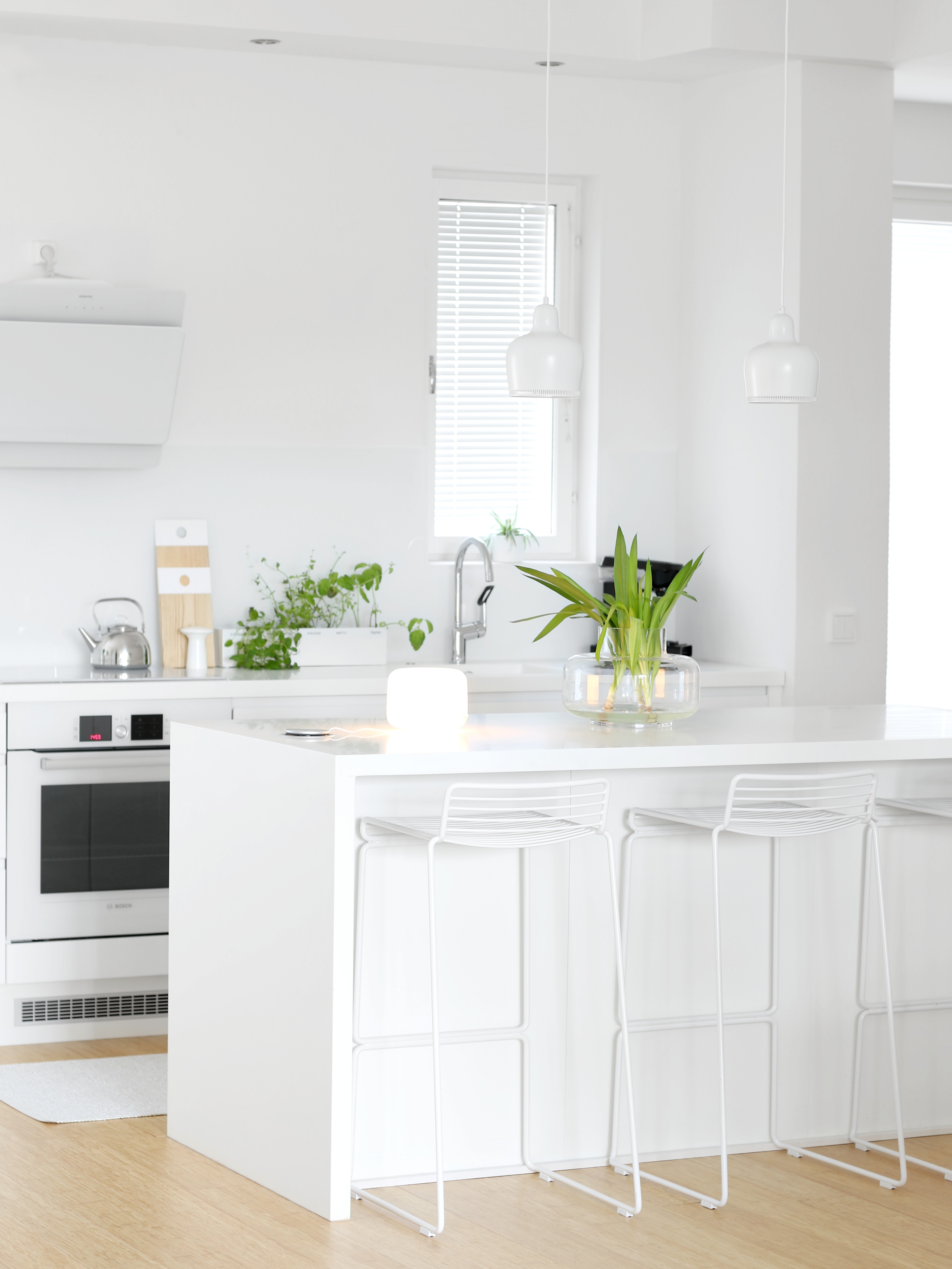 Keittiön sisustus valkoinen keittiö minimalistinen Omakotivalkoinen