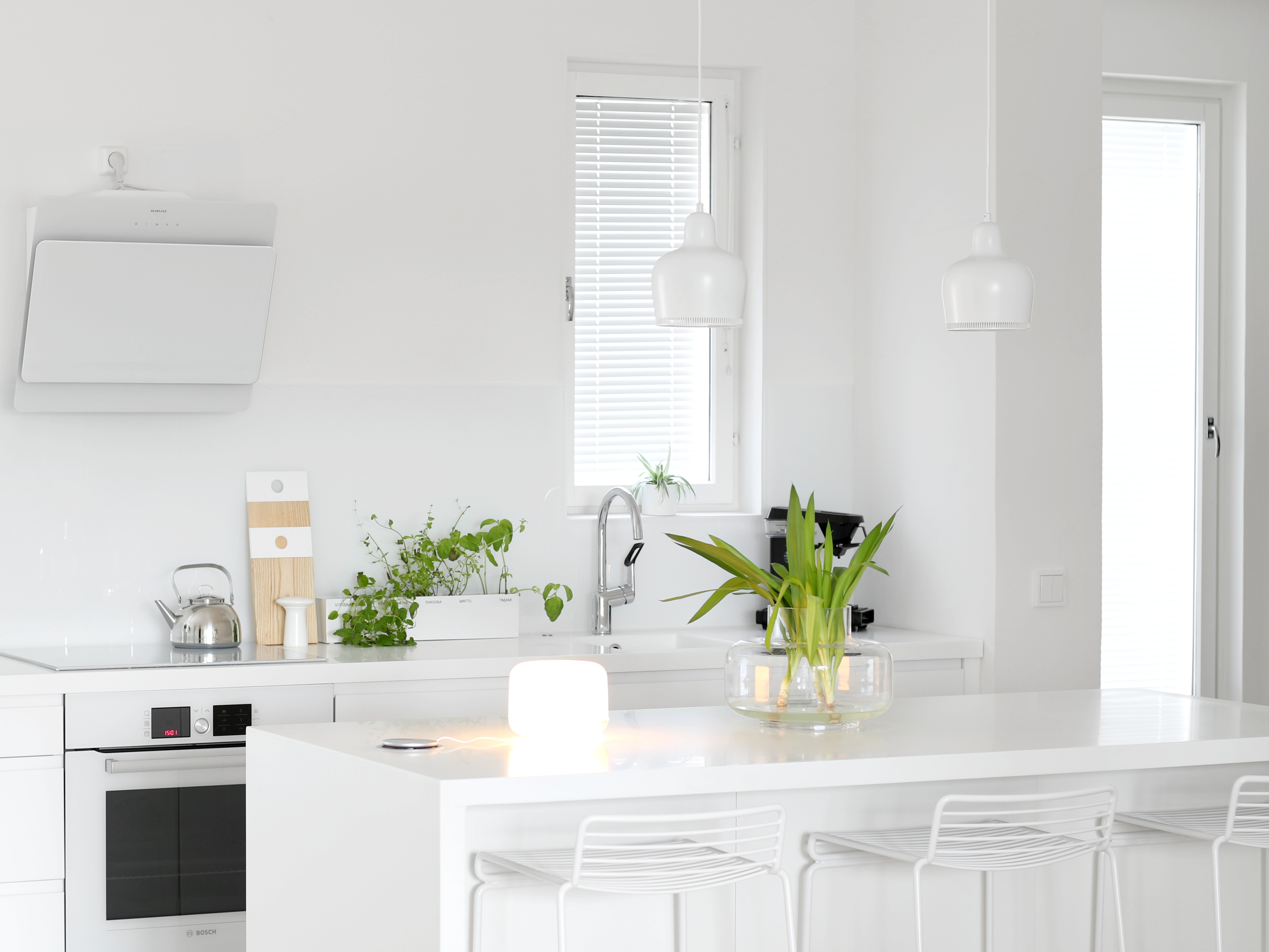 Omakotivalkoinen valkoinen keittiö minimalistinen sisustus skandinaavinen koti vihersisustus