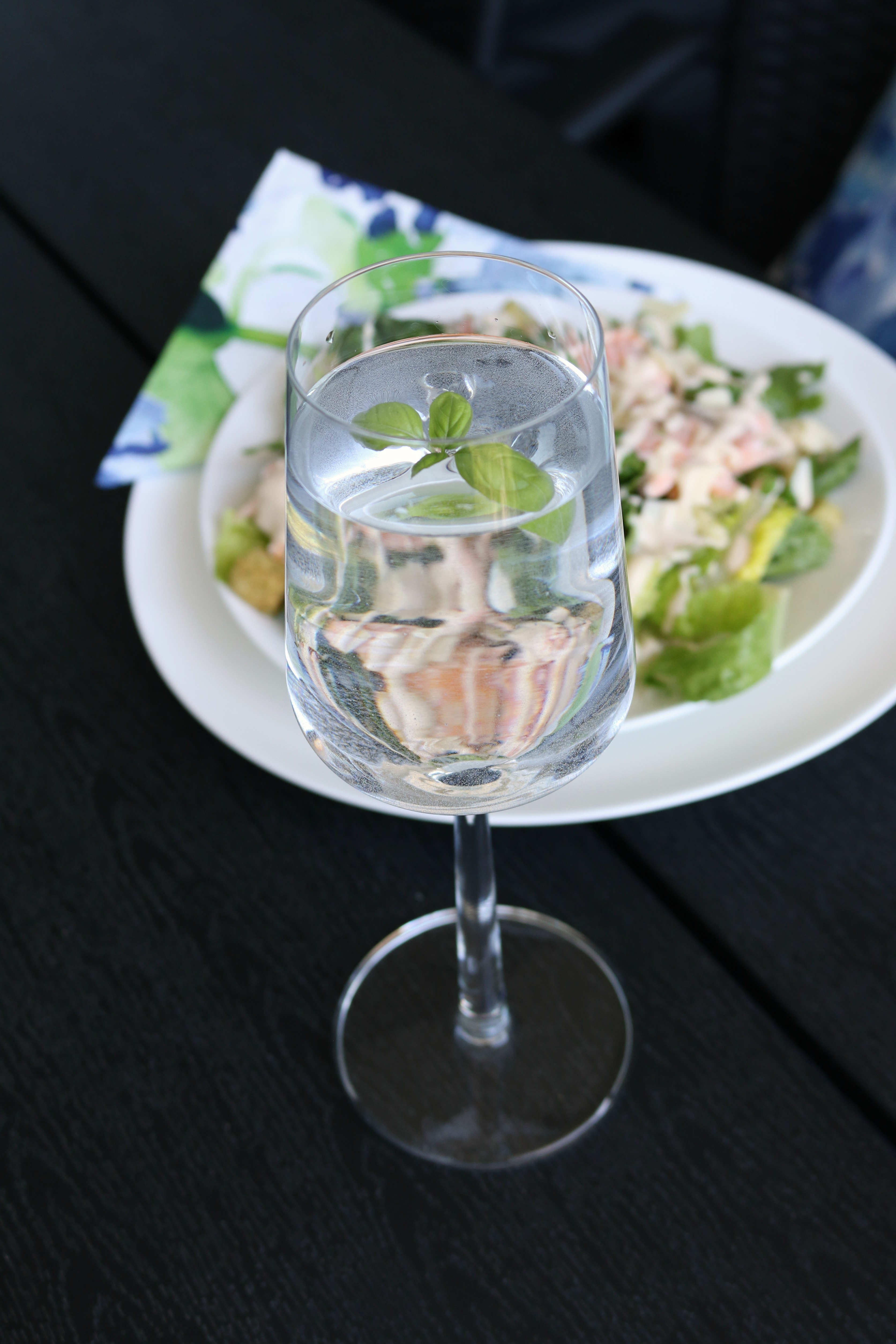 Lohi-caesarsalaatti resepti hellekesän herkkuruoka omakotivalkoinen