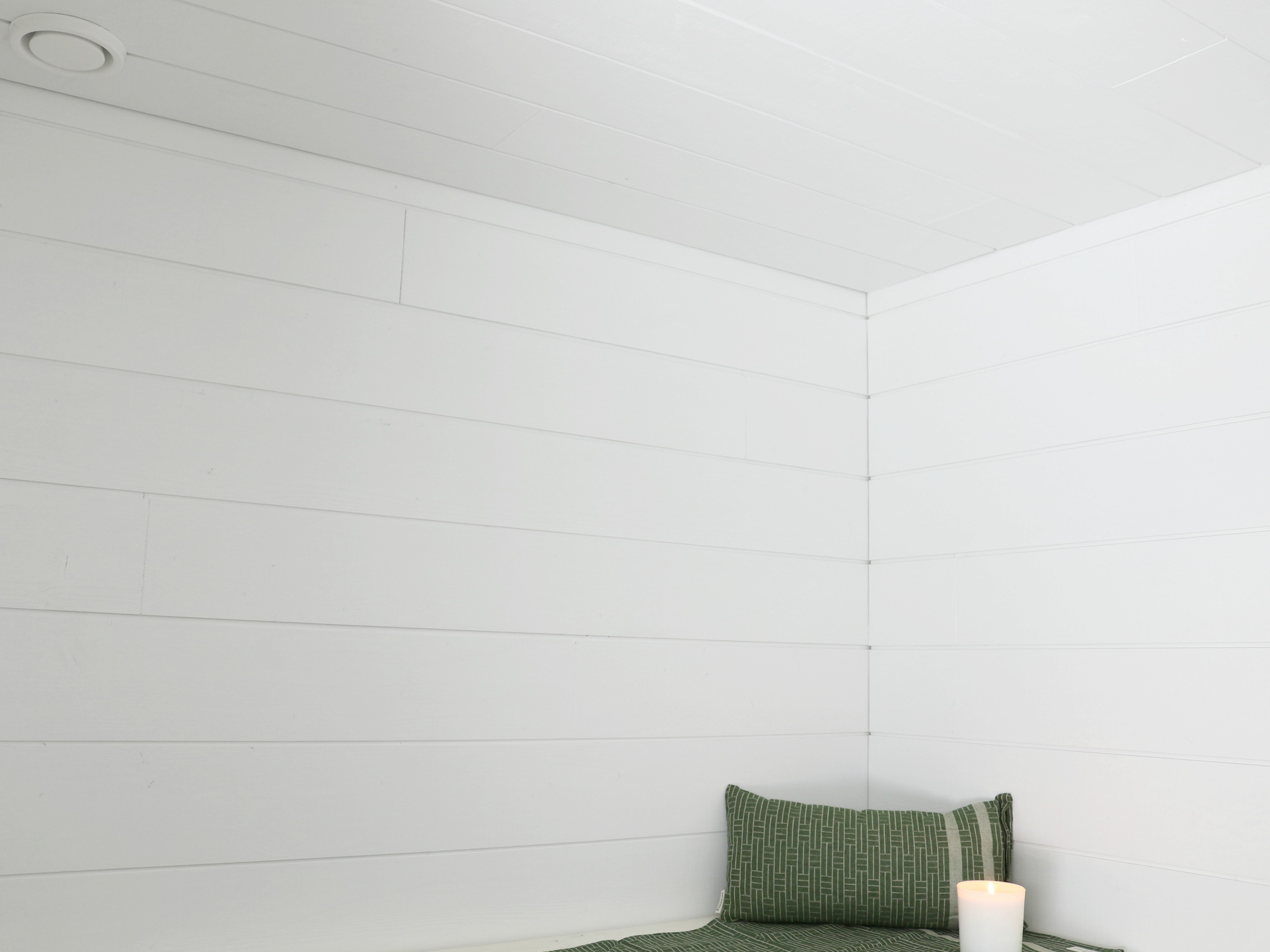 Valkoinen sauna vaaleat sävyt Siparila saunaremontti Omakotivalkoinen