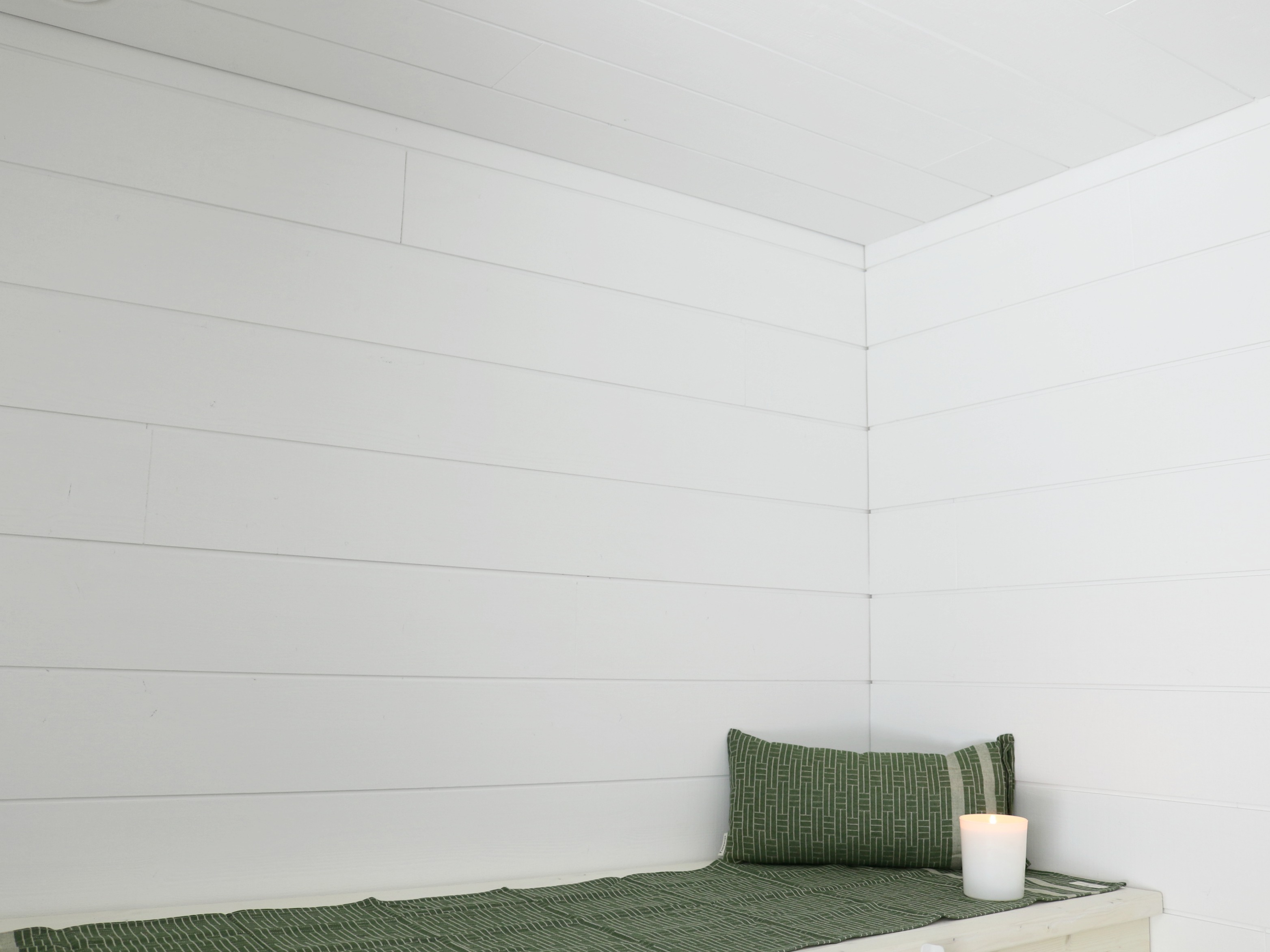 Valkoinen sauna vaaleat sävyt Siparila saunaremontti Omakotivalkoinen