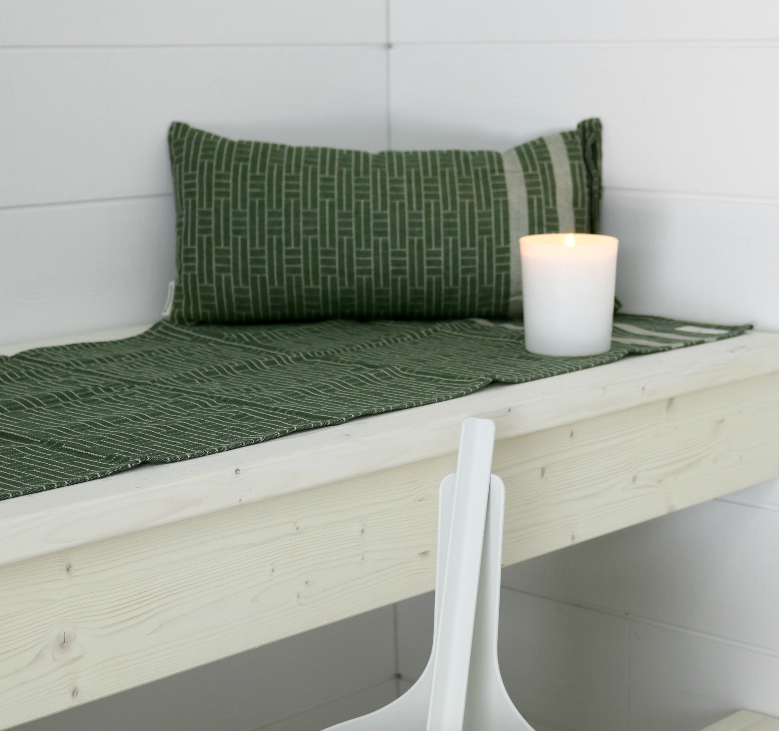 Valkoinen sauna vaaleat sävyt Siparila saunaremontti Omakotivalkoinen