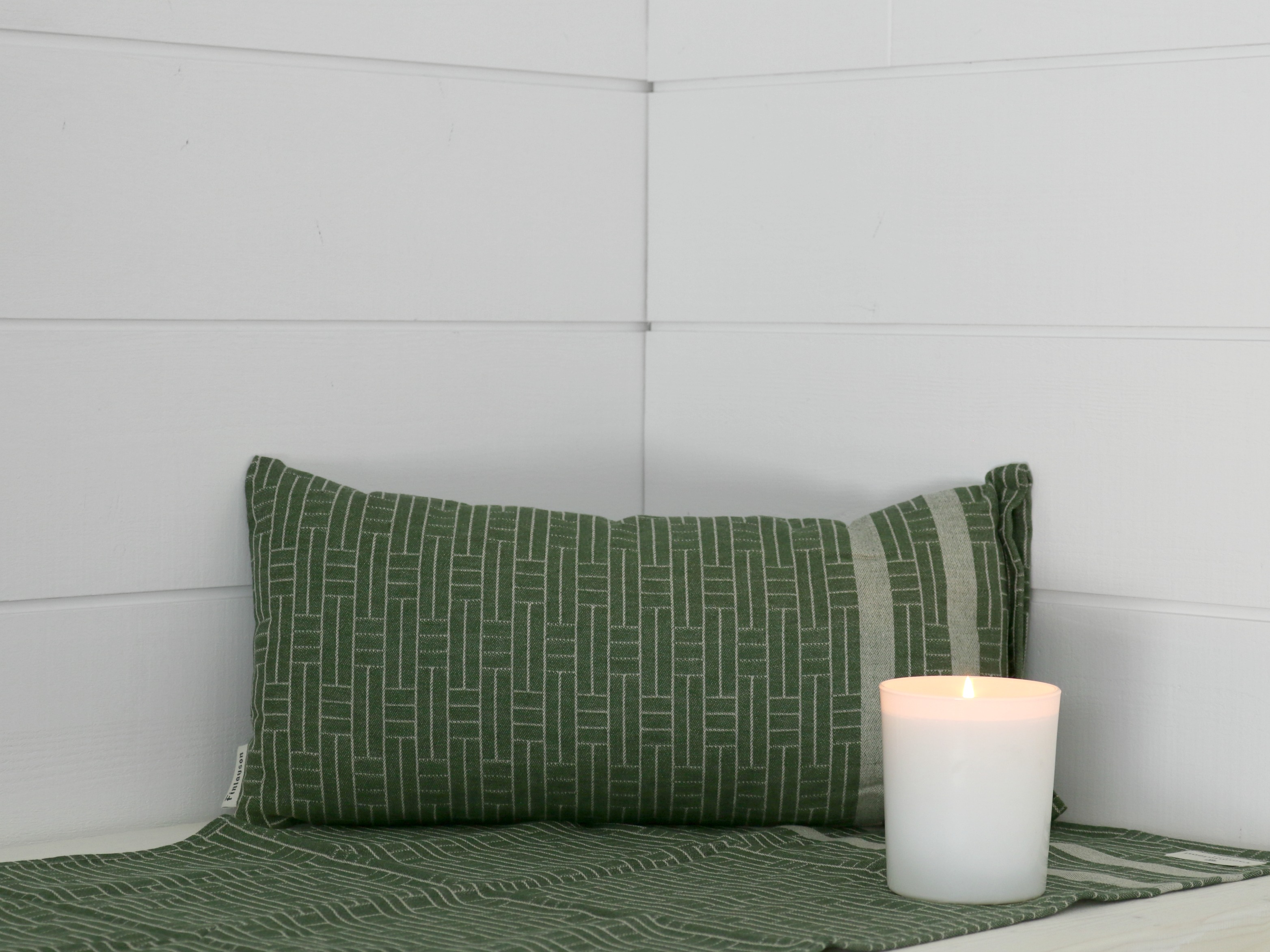 Valkoinen sauna vaaleat sävyt Siparila saunaremontti Omakotivalkoinen