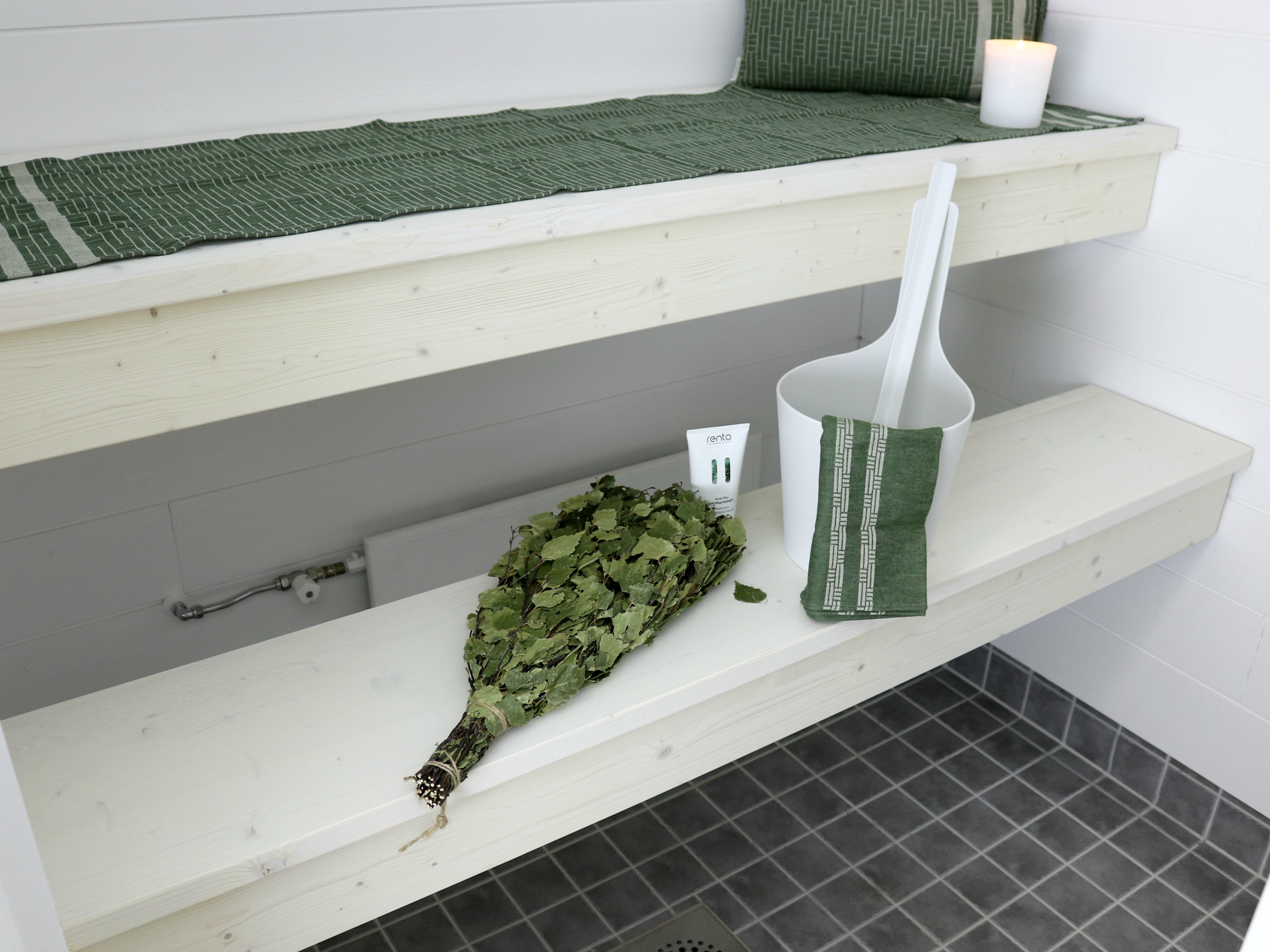 Valkoinen sauna vaaleat sävyt Siparila saunaremontti Omakotivalkoinen