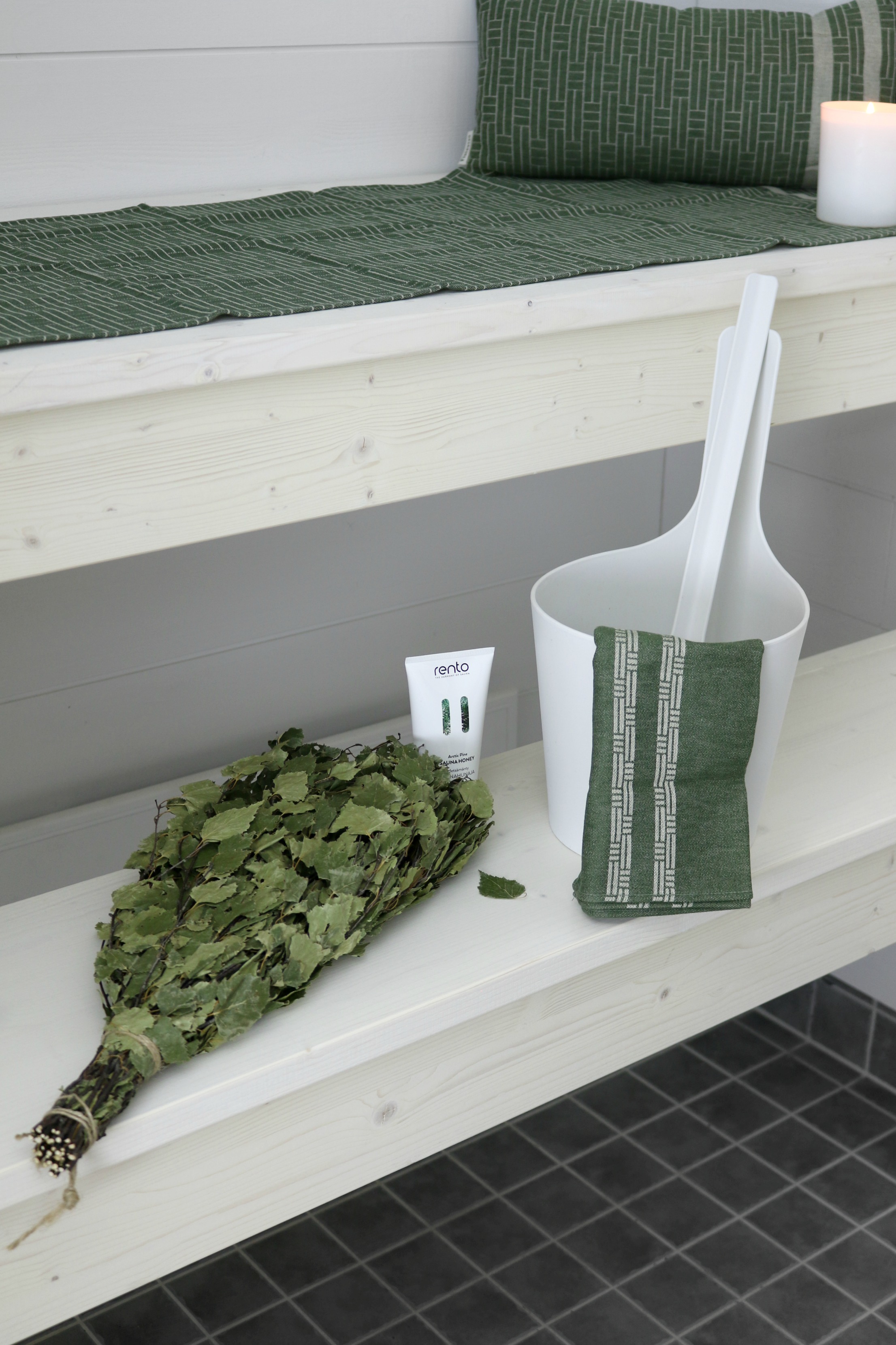 Valkoinen sauna vaaleat sävyt Siparila saunaremontti Omakotivalkoinen