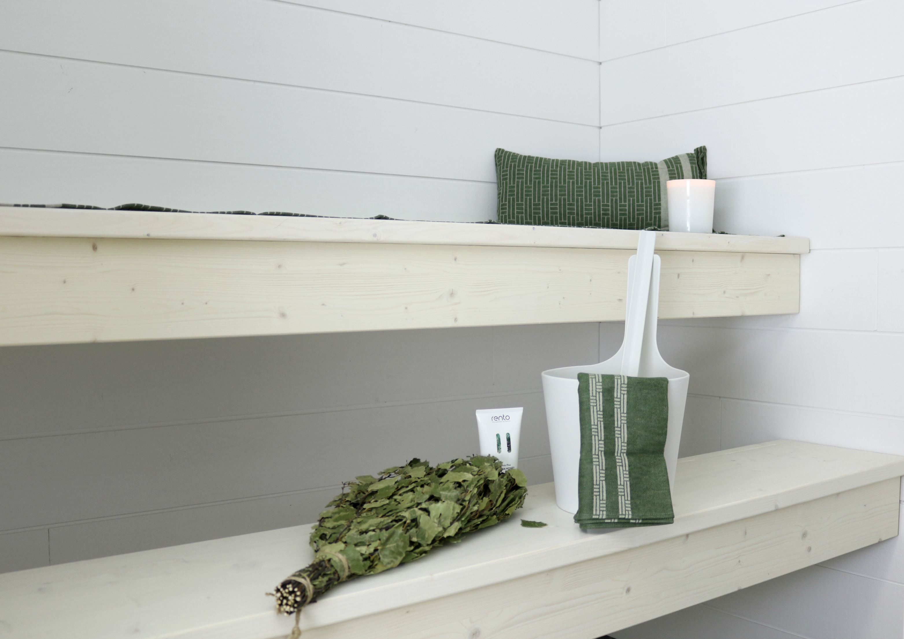 Valkoinen sauna vaaleat sävyt Siparila saunaremontti Omakotivalkoinen