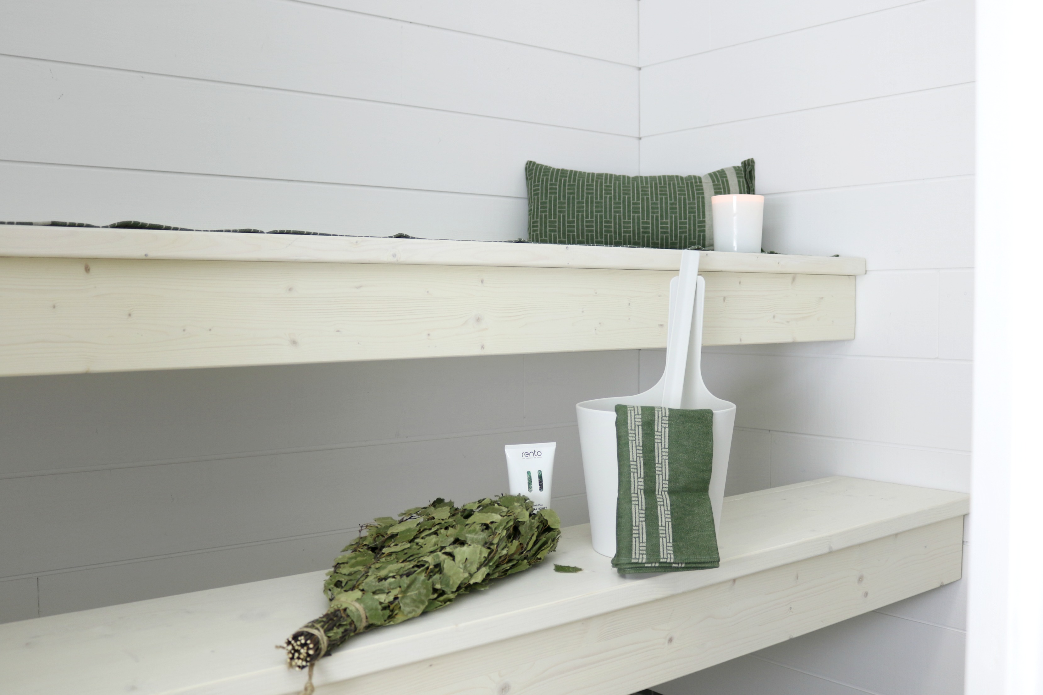 Valkoinen sauna vaaleat sävyt Siparila saunaremontti Omakotivalkoinen