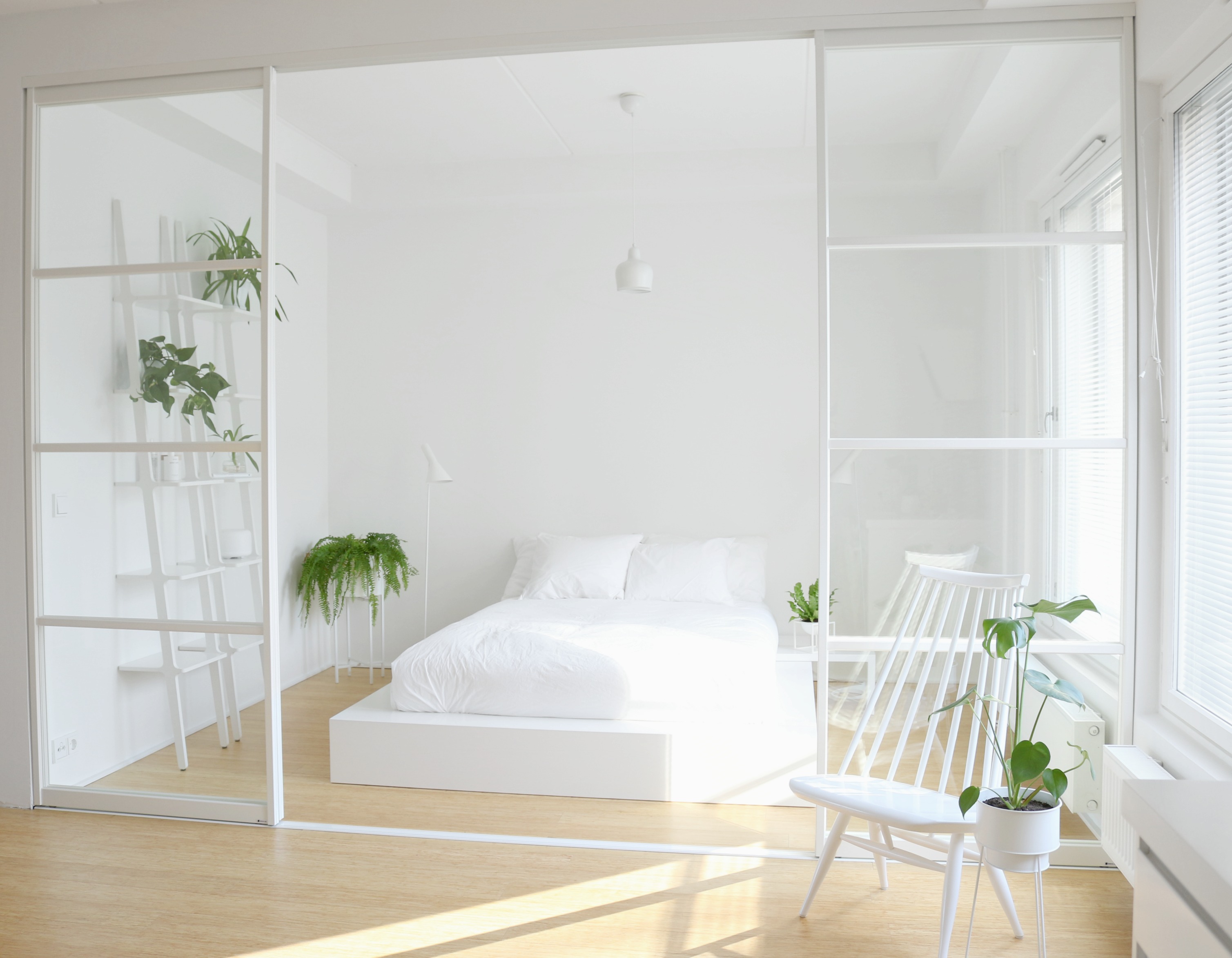 Makuuhuone moderni lasiseinä valkoinen minimalistinen sisustus Mirror Line Omakotivalkoinen