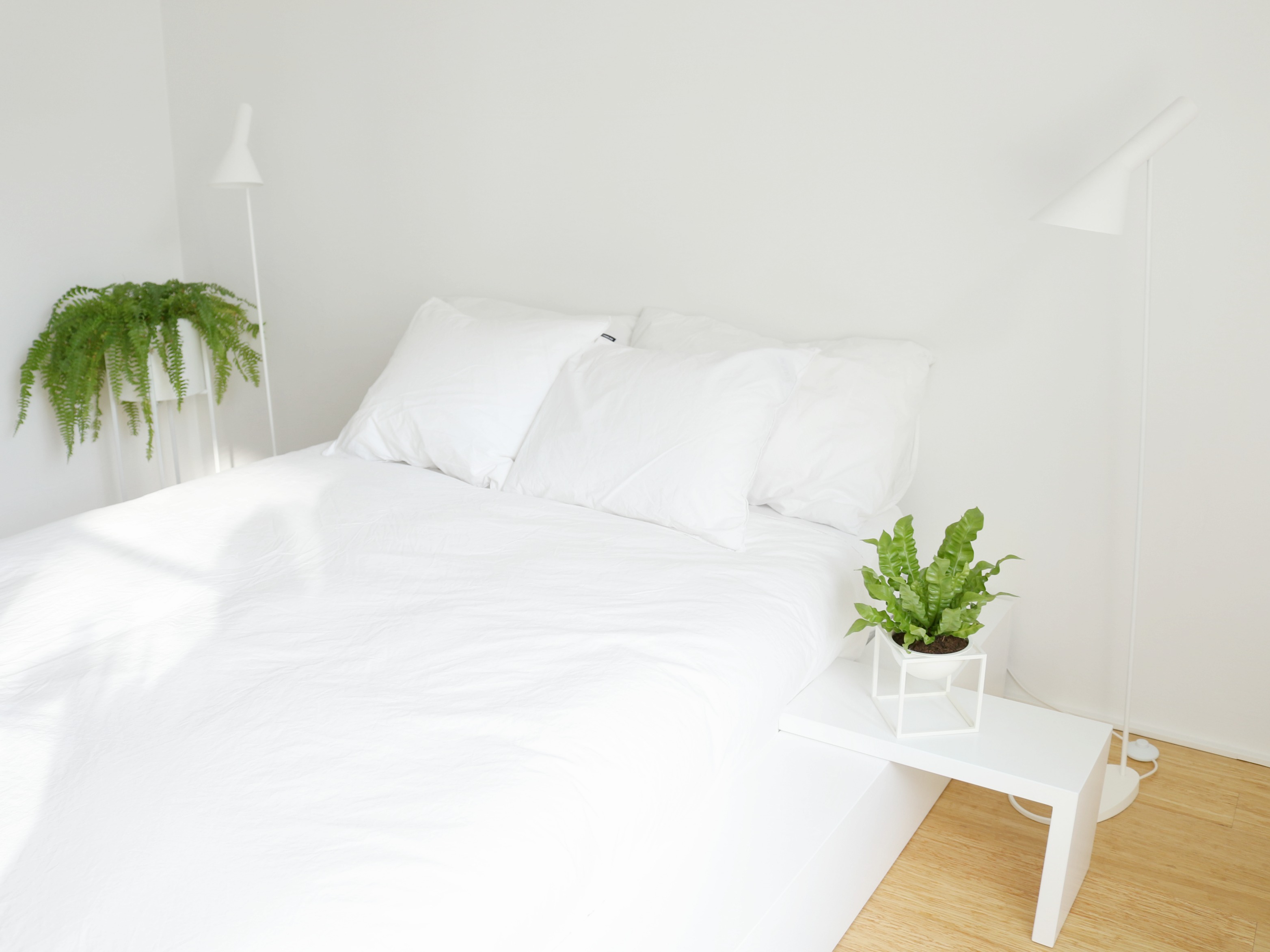 Makuuhuoneen siivous vartissa minimalistinen sisustus Omakotivalkoinen
