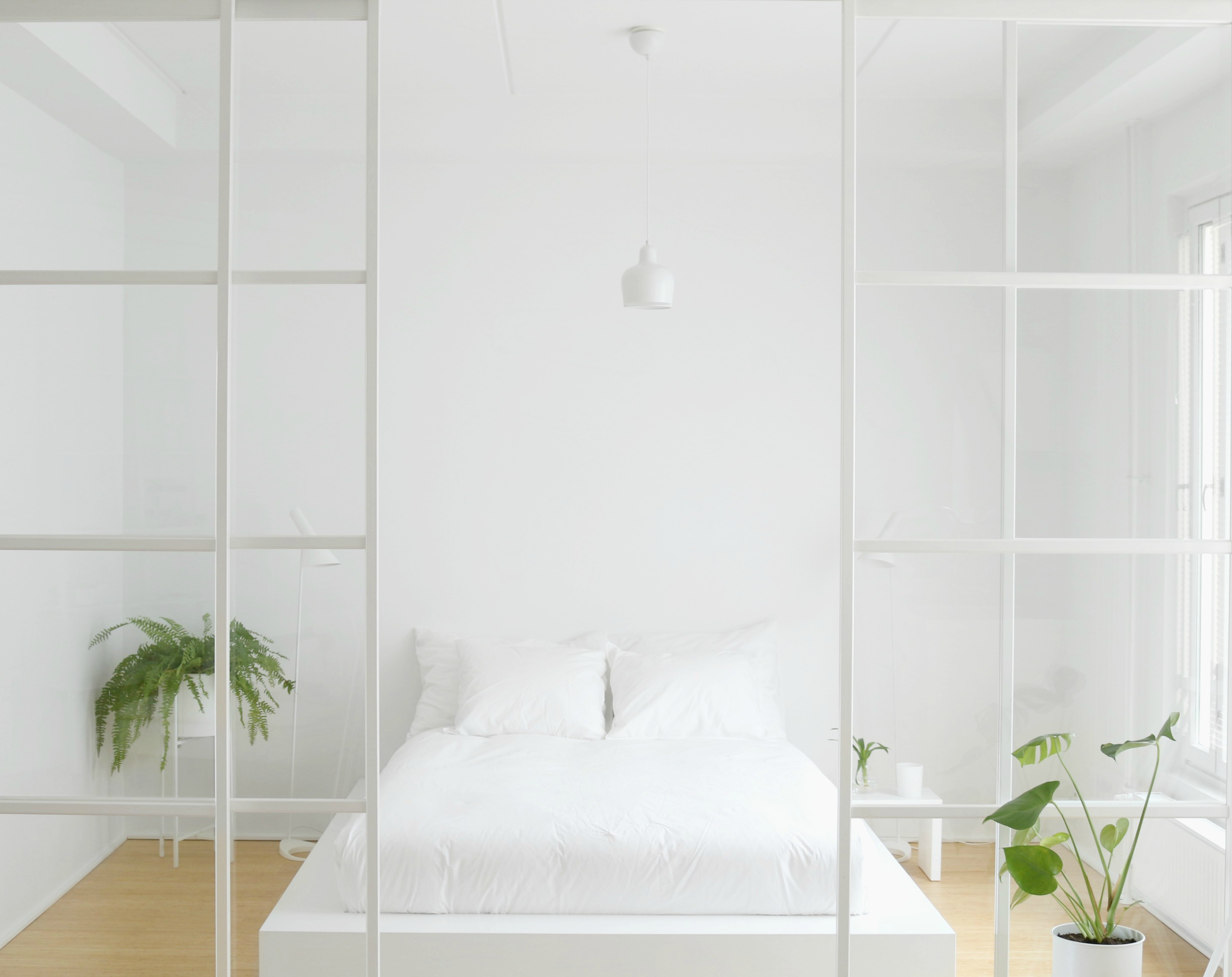 Makuuhuoneen siivous vartissa minimalistinen sisustus Omakotivalkoinen