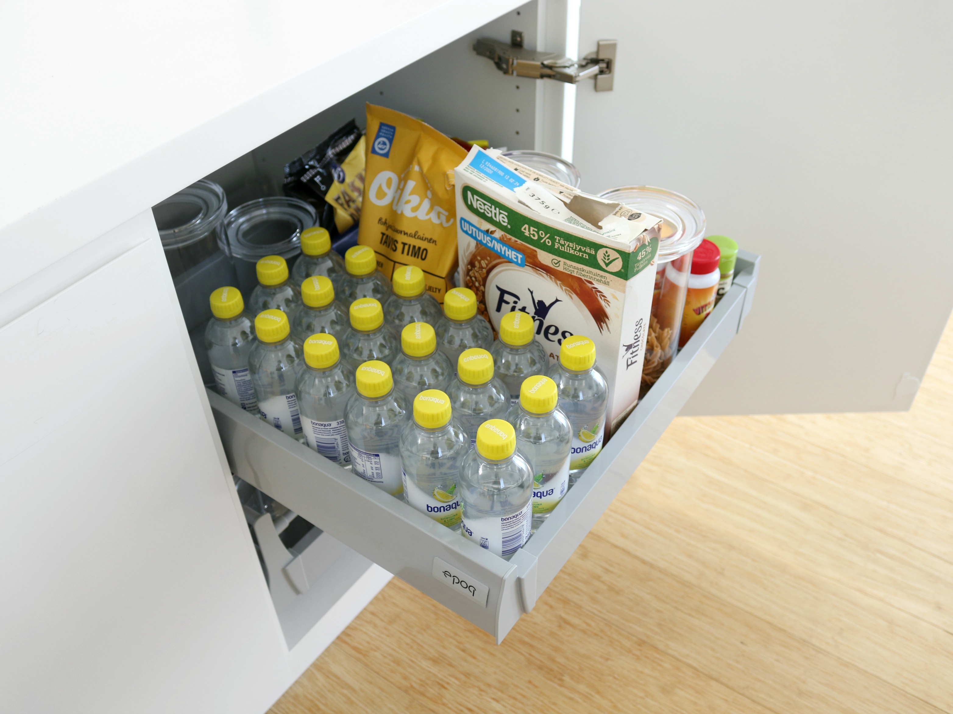 Minimalistinen valkoinen keittiö laatikoiden ja kaappien järjestely ruokakaappi Omakotivalkoinen