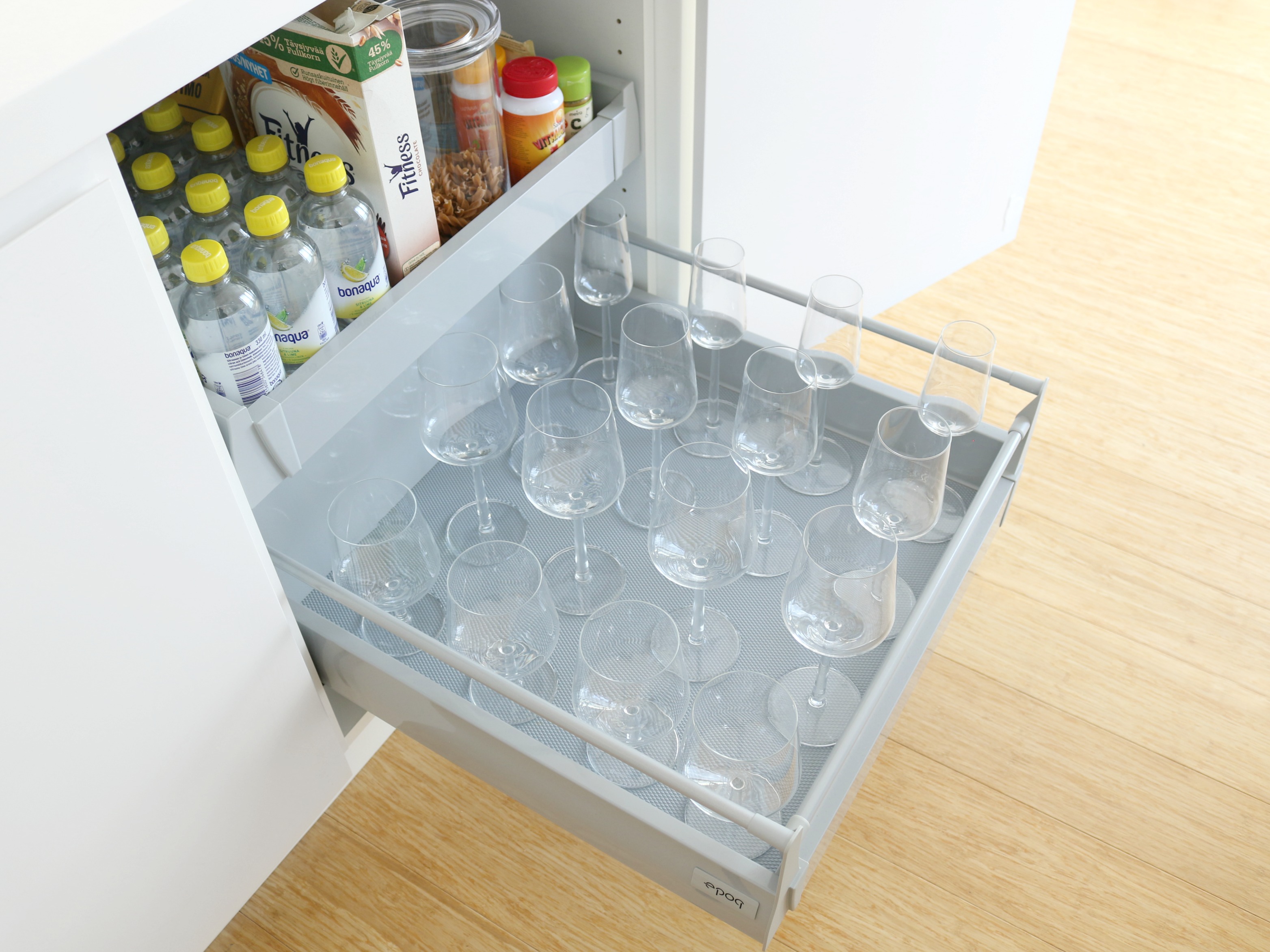 Minimalistinen valkoinen keittiö laatikoiden ja kaappien järjestely viinilasit Omakotivalkoinen