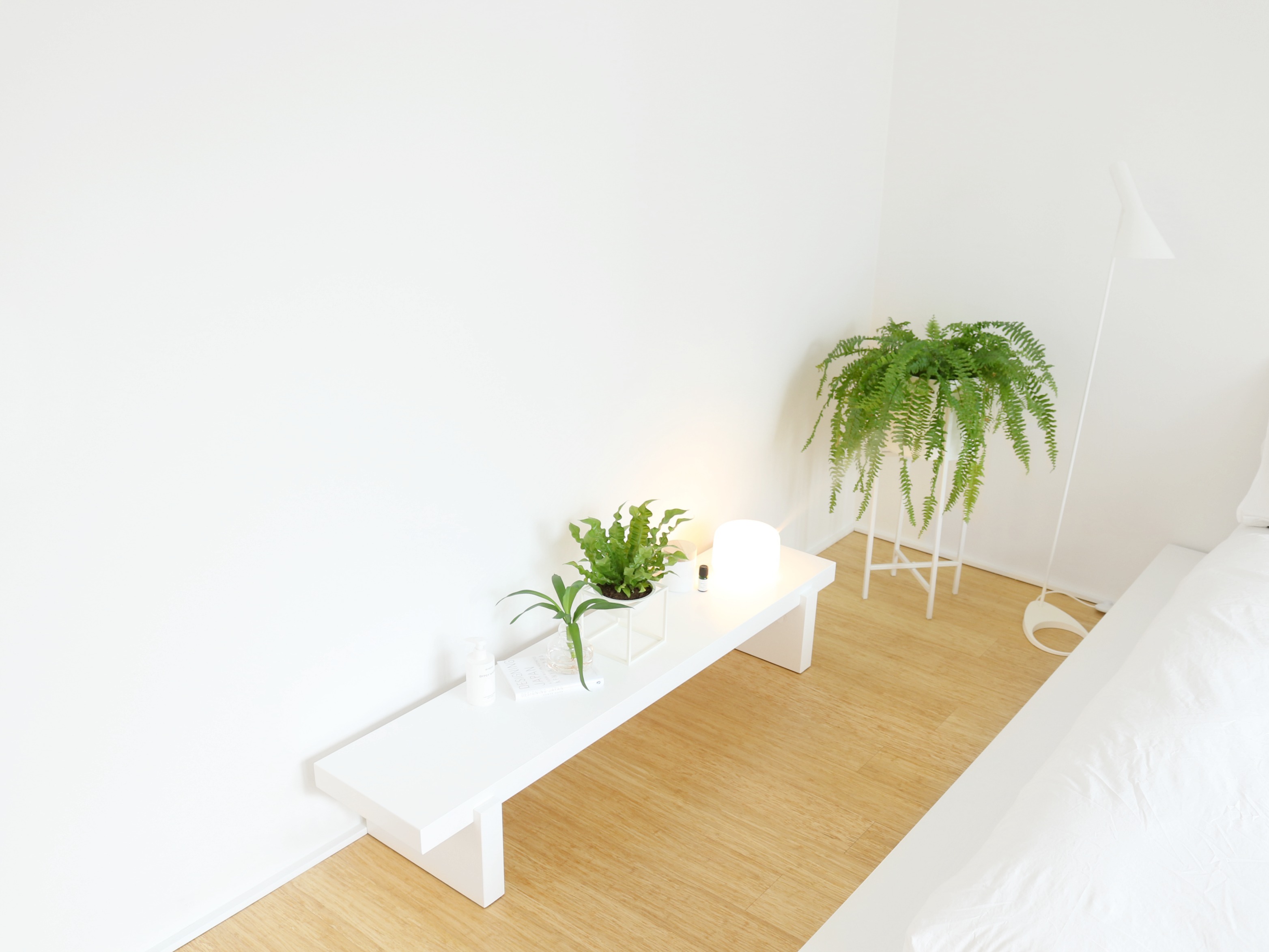 DIY itse tehty matala taso japandi japanilaishenkinen minimalistinen sisustus Omakotivalkoinen