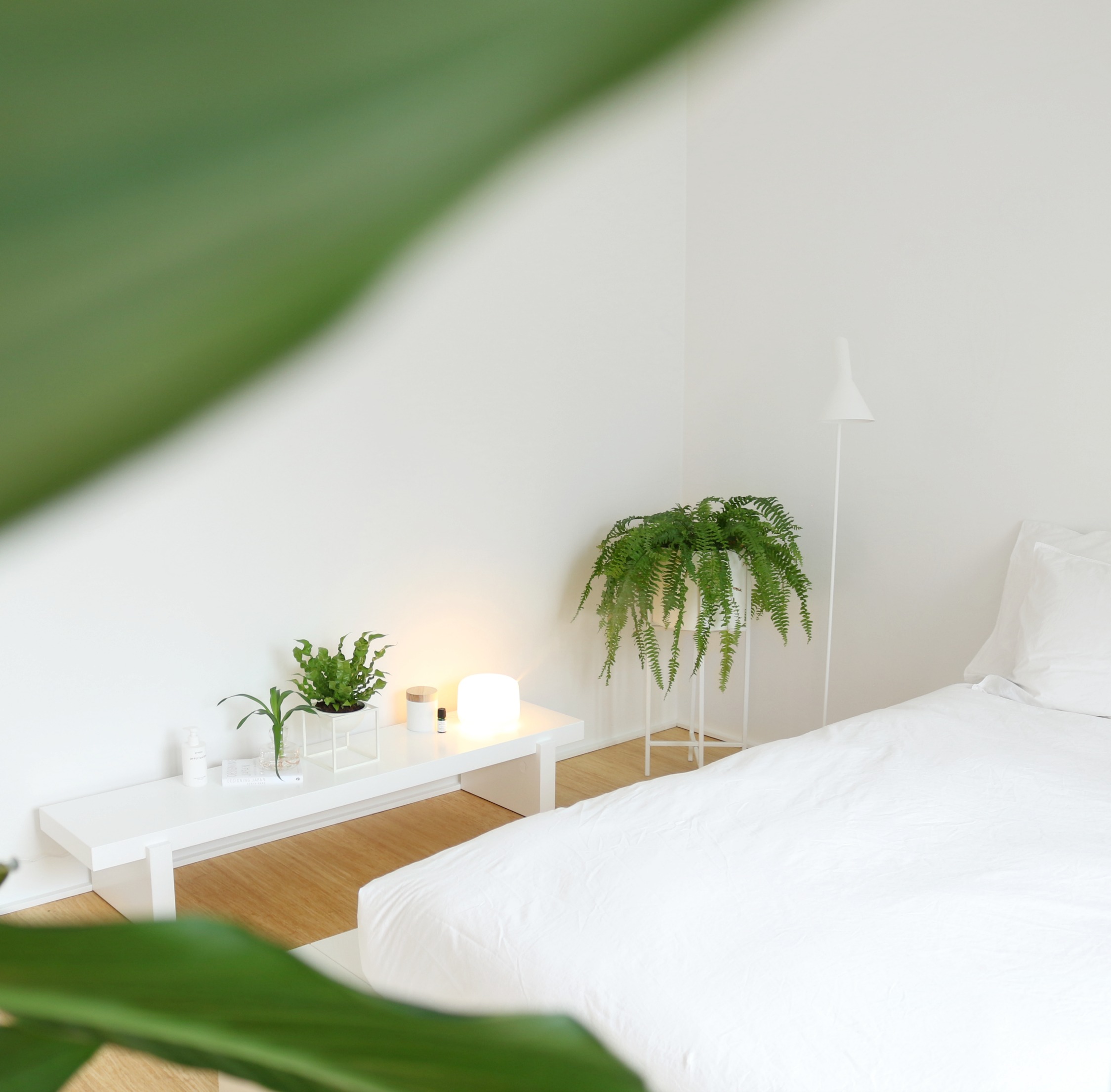 makuuhuoneen sisustus valkoinen minimalistinen koti diy penkki Omakotivalkoinen