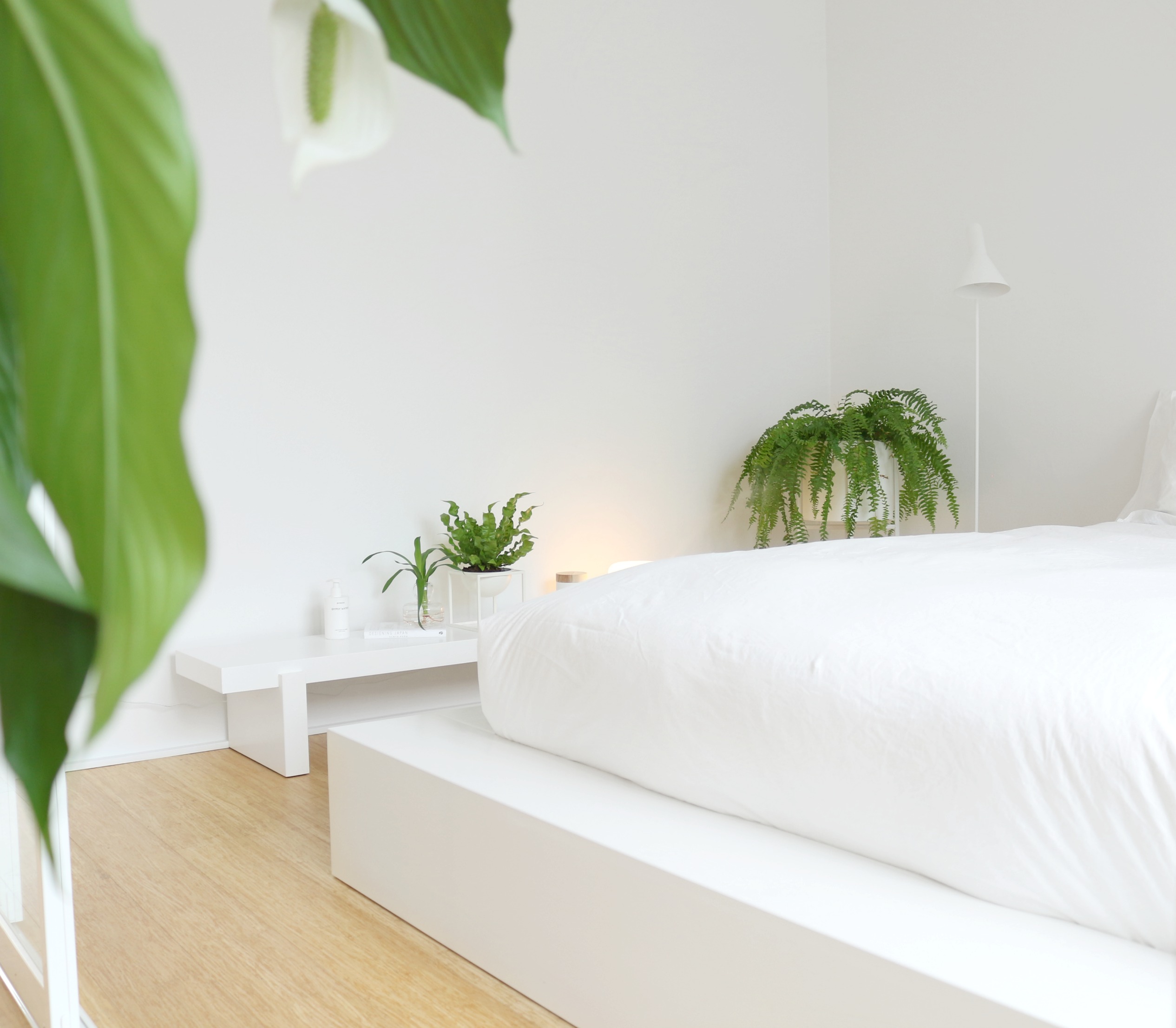 makuuhuoneen sisustus valkoinen minimalistinen koti DIY penkki Omakotivalkoinen