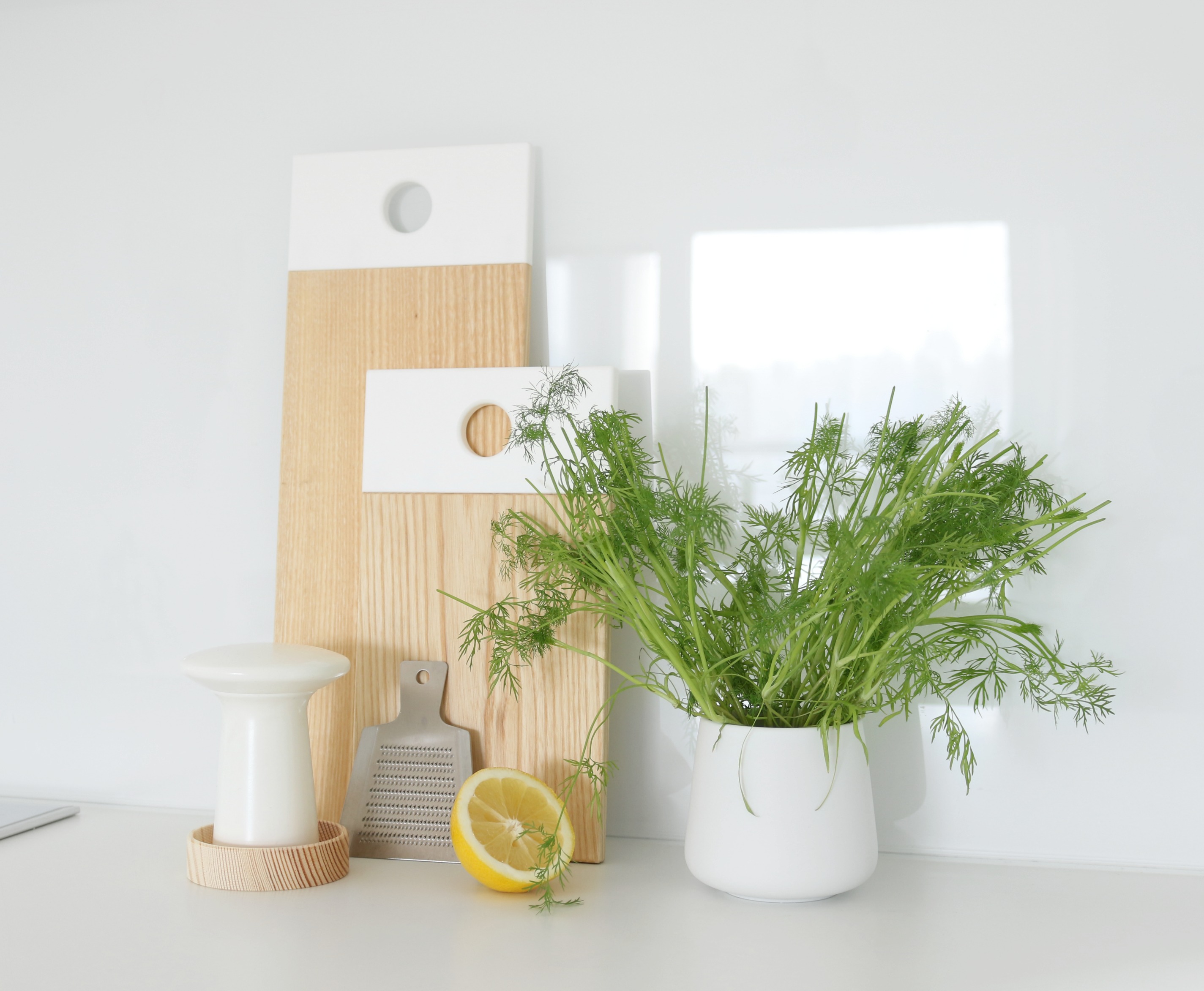 Kauniit keittiövälineet skandinaavinen design minimalistinen valkoinen keittiö Omakotivalkoinen