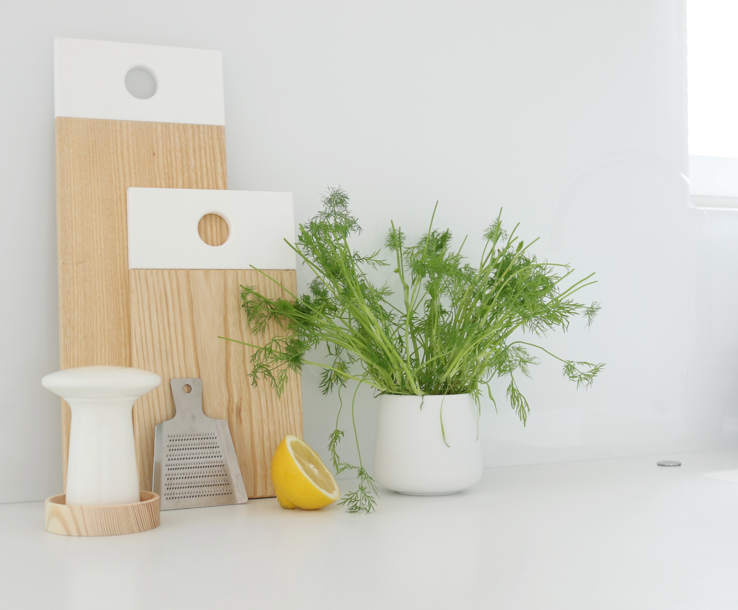 Kauniit keittiövälineet skandinaavinen design minimalistinen valkoinen keittiö Omakotivalkoinen