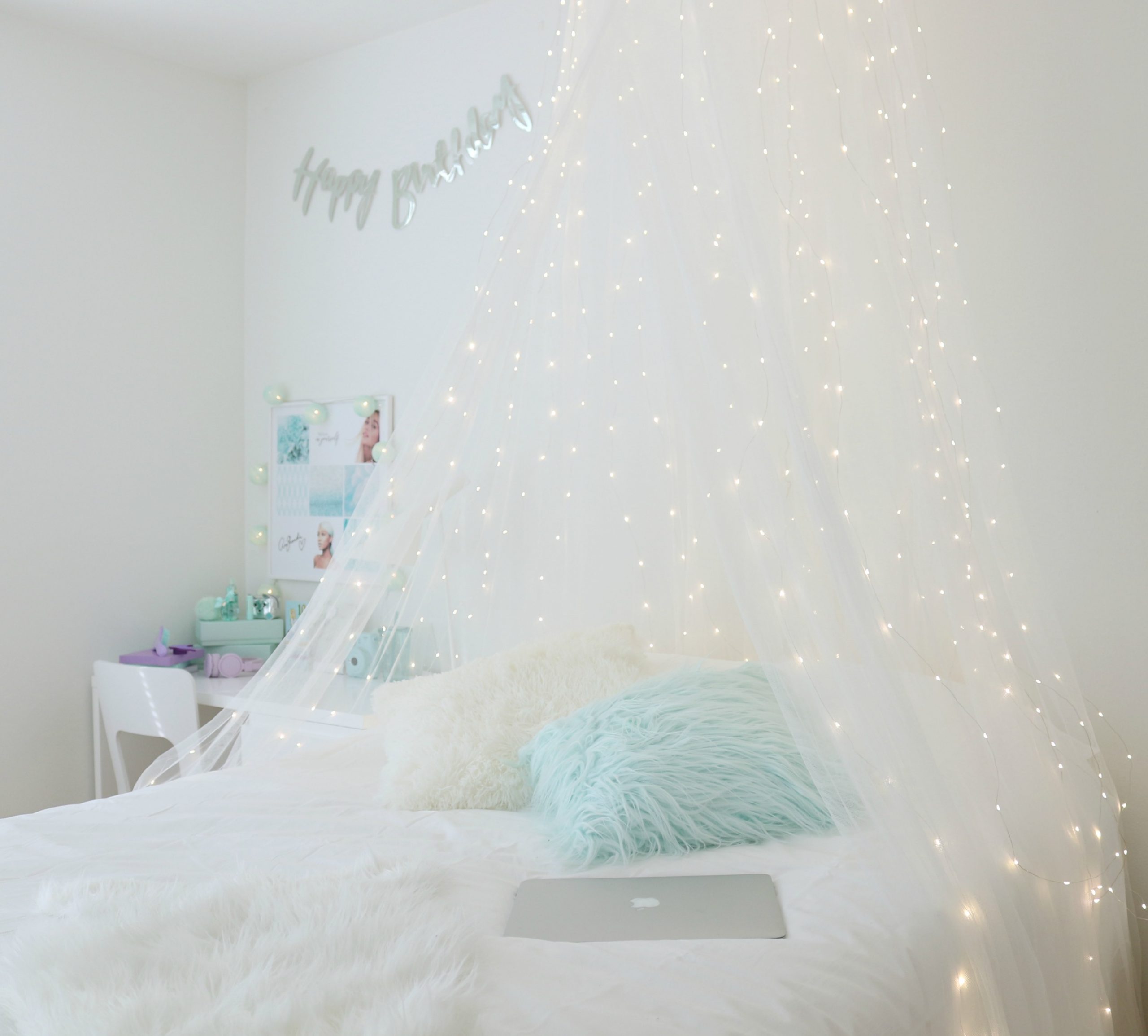 Makuuhuoneen sisustus moderni mintunvihreä valkoinen keijuvalot valoputous sänkykatos sänkyverho Omakotivalkoinen