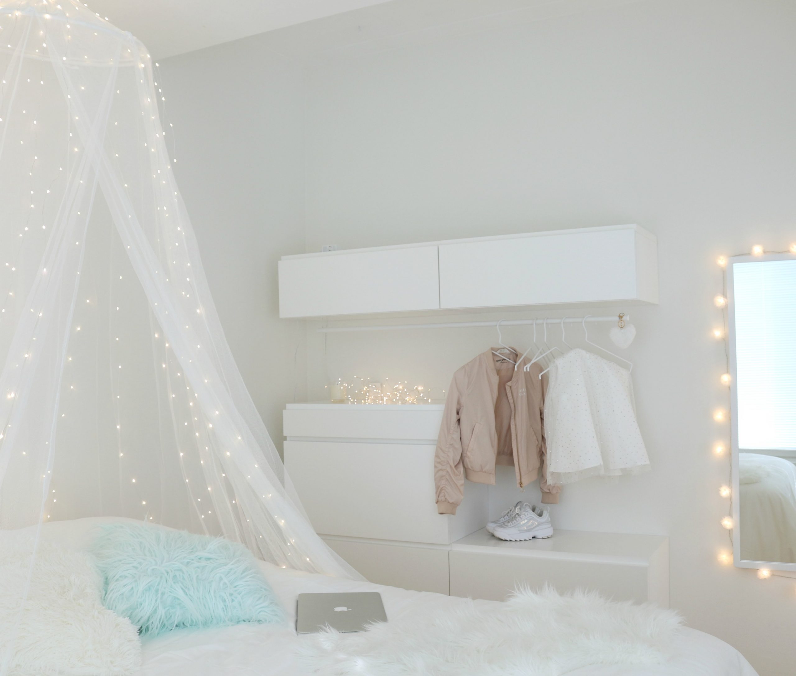 Makuuhuoneen sisustus moderni  valkoinen keijuvalot valoputous sänkykatos sänkyverho Omakotivalkoinen